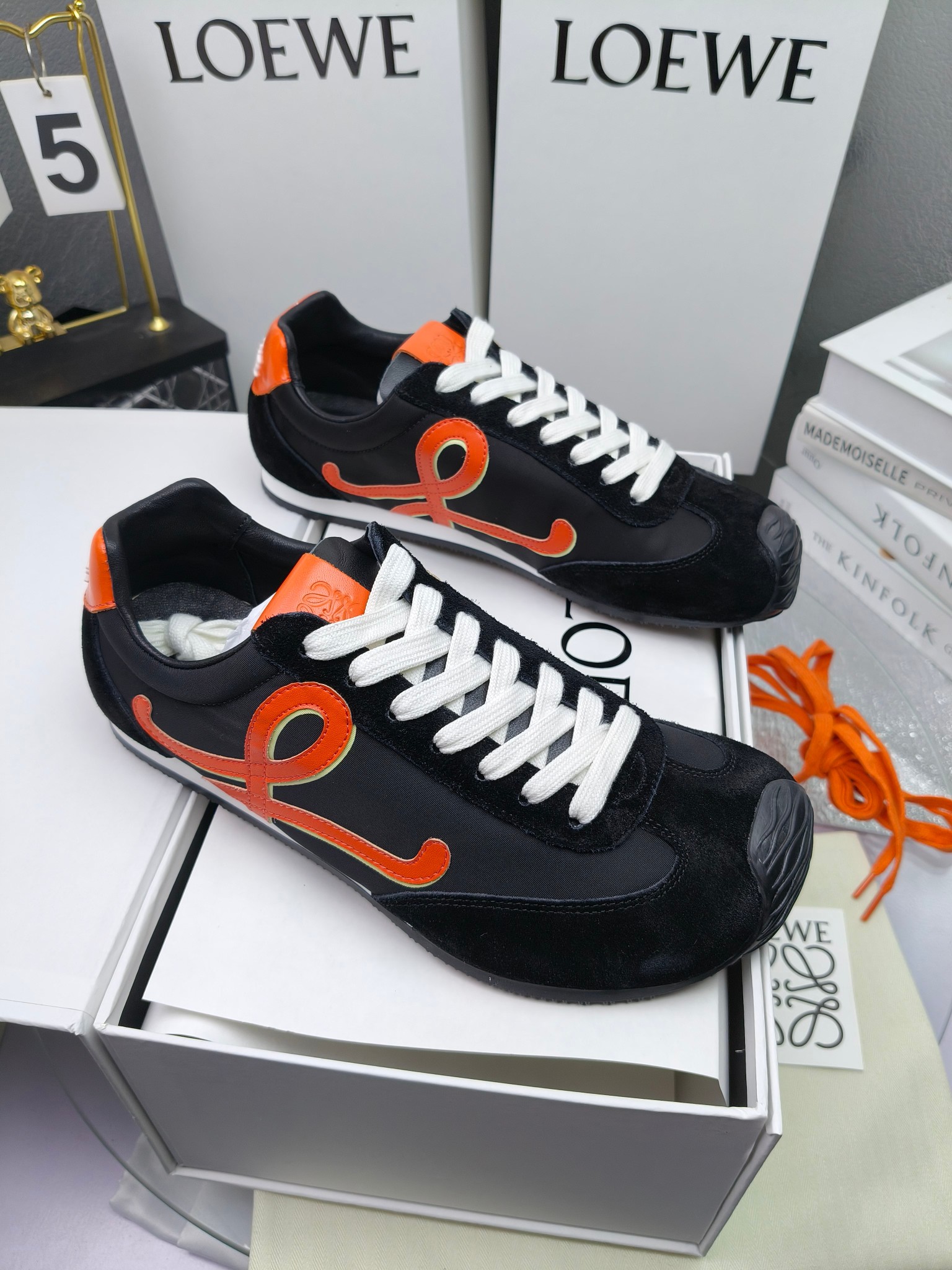 Loewe
（扣子加10不带扣子230）
 罗意威 25ss新款巴黎时装 balletrunner 情侣款👫芭蕾运动鞋 阿甘鞋
经典一眼就爱上的！拼接的极简风格真的做到极致！实在太百搭，随便穿搭就可以很高级，很轻便，逛街暴走无压力！
上脚无敌舒适，轻盈无负重感，出街真的爱了！不打脚还有点小增高
鞋面材质：牛皮拼接原版布料 鞋里材质：羊皮 鞋底材质：大底材质：tpu组合底，
后跟logo注塑工艺不易脱落
码数：35-45（女40 .41男38.45.46定做）