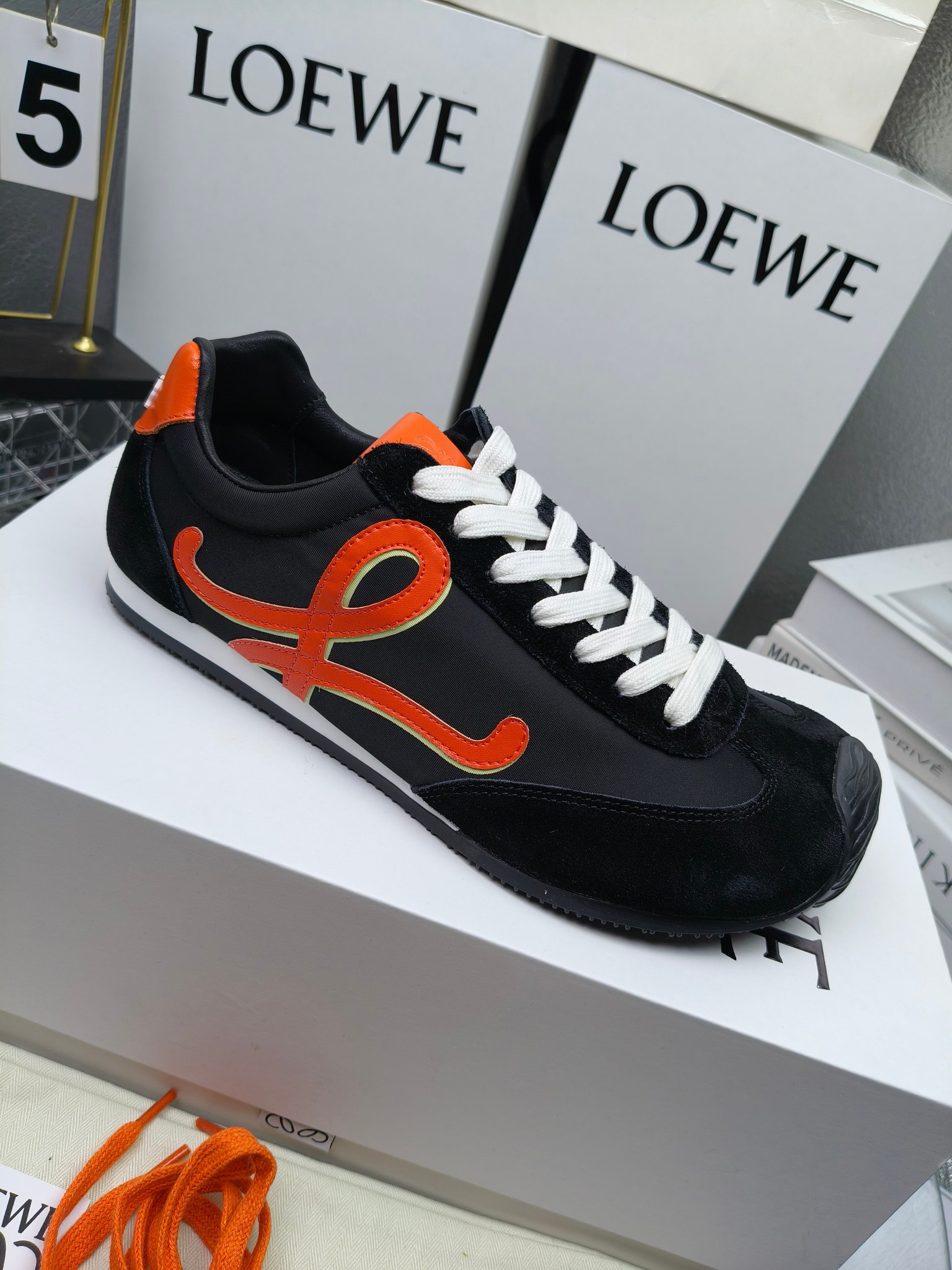 Loewe
（扣子加10不带扣子230）
 罗意威 25ss新款巴黎时装 balletrunner 情侣款👫芭蕾运动鞋 阿甘鞋
经典一眼就爱上的！拼接的极简风格真的做到极致！实在太百搭，随便穿搭就可以很高级，很轻便，逛街暴走无压力！
上脚无敌舒适，轻盈无负重感，出街真的爱了！不打脚还有点小增高
鞋面材质：牛皮拼接原版布料 鞋里材质：羊皮 鞋底材质：大底材质：tpu组合底，
后跟logo注塑工艺不易脱落
码数：35-45（女40 .41男38.45.46定做）