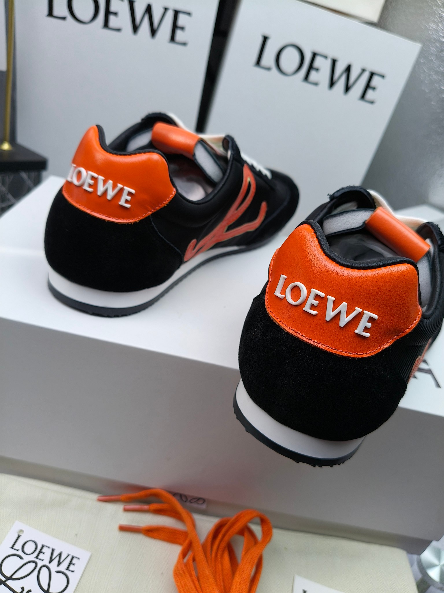 Loewe
（扣子加10不带扣子230）
 罗意威 25ss新款巴黎时装 balletrunner 情侣款👫芭蕾运动鞋 阿甘鞋
经典一眼就爱上的！拼接的极简风格真的做到极致！实在太百搭，随便穿搭就可以很高级，很轻便，逛街暴走无压力！
上脚无敌舒适，轻盈无负重感，出街真的爱了！不打脚还有点小增高
鞋面材质：牛皮拼接原版布料 鞋里材质：羊皮 鞋底材质：大底材质：tpu组合底，
后跟logo注塑工艺不易脱落
码数：35-45（女40 .41男38.45.46定做）