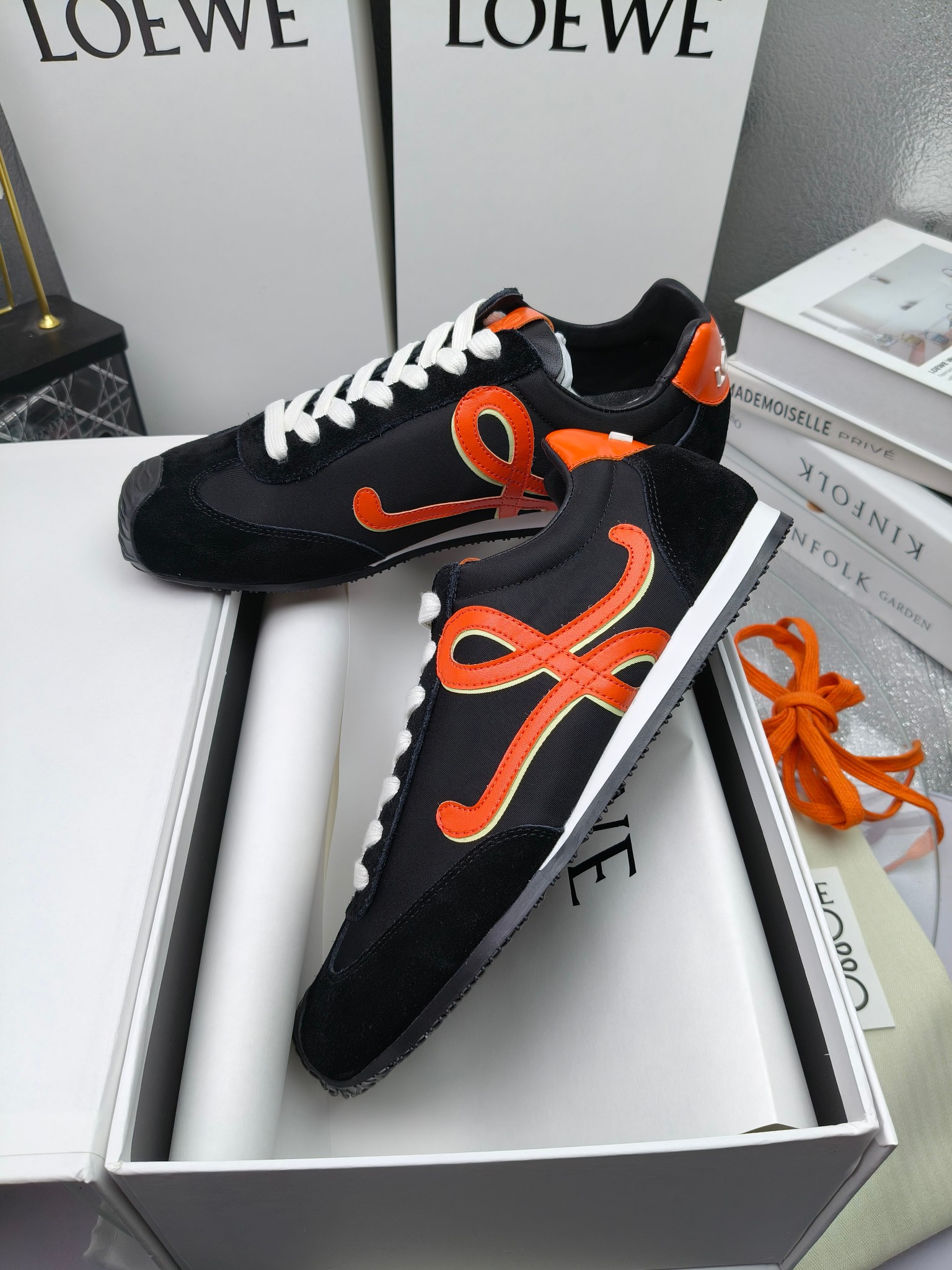 Loewe
（扣子加10不带扣子230）
 罗意威 25ss新款巴黎时装 balletrunner 情侣款👫芭蕾运动鞋 阿甘鞋
经典一眼就爱上的！拼接的极简风格真的做到极致！实在太百搭，随便穿搭就可以很高级，很轻便，逛街暴走无压力！
上脚无敌舒适，轻盈无负重感，出街真的爱了！不打脚还有点小增高
鞋面材质：牛皮拼接原版布料 鞋里材质：羊皮 鞋底材质：大底材质：tpu组合底，
后跟logo注塑工艺不易脱落
码数：35-45（女40 .41男38.45.46定做）