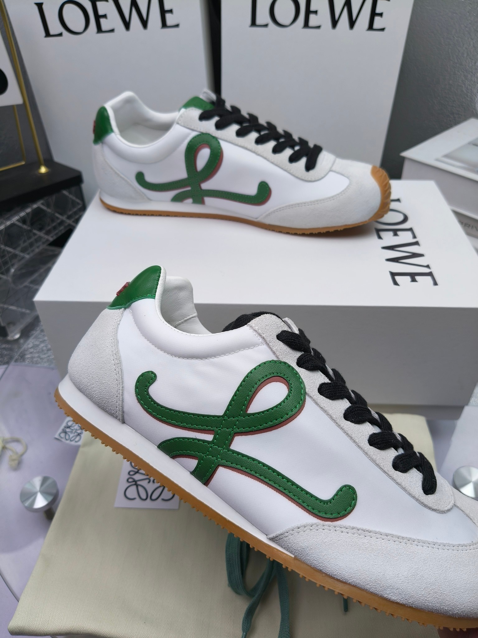 Loewe
（扣子加10不带扣子230）
 罗意威 25ss新款巴黎时装 balletrunner 情侣款👫芭蕾运动鞋 阿甘鞋
经典一眼就爱上的！拼接的极简风格真的做到极致！实在太百搭，随便穿搭就可以很高级，很轻便，逛街暴走无压力！
上脚无敌舒适，轻盈无负重感，出街真的爱了！不打脚还有点小增高
鞋面材质：牛皮拼接原版布料 鞋里材质：羊皮 鞋底材质：大底材质：tpu组合底，
后跟logo注塑工艺不易脱落
码数：35-45（女40 .41男38.45.46定做）