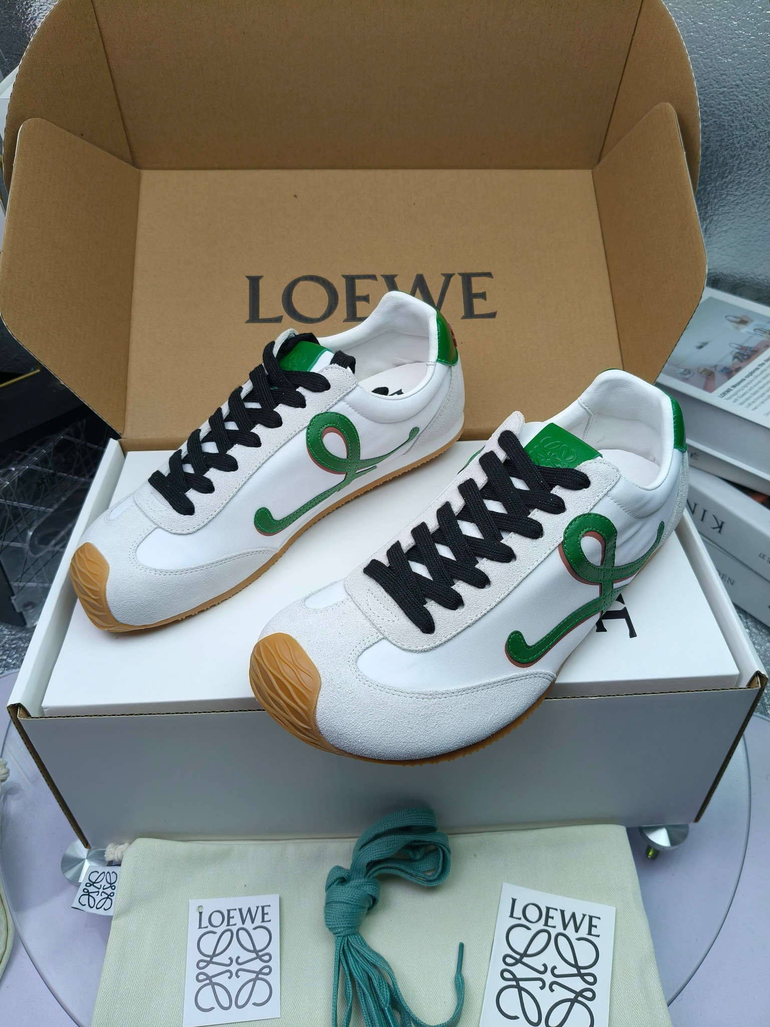 Loewe
（扣子加10不带扣子230）
 罗意威 25ss新款巴黎时装 balletrunner 情侣款👫芭蕾运动鞋 阿甘鞋
经典一眼就爱上的！拼接的极简风格真的做到极致！实在太百搭，随便穿搭就可以很高级，很轻便，逛街暴走无压力！
上脚无敌舒适，轻盈无负重感，出街真的爱了！不打脚还有点小增高
鞋面材质：牛皮拼接原版布料 鞋里材质：羊皮 鞋底材质：大底材质：tpu组合底，
后跟logo注塑工艺不易脱落
码数：35-45（女40 .41男38.45.46定做）