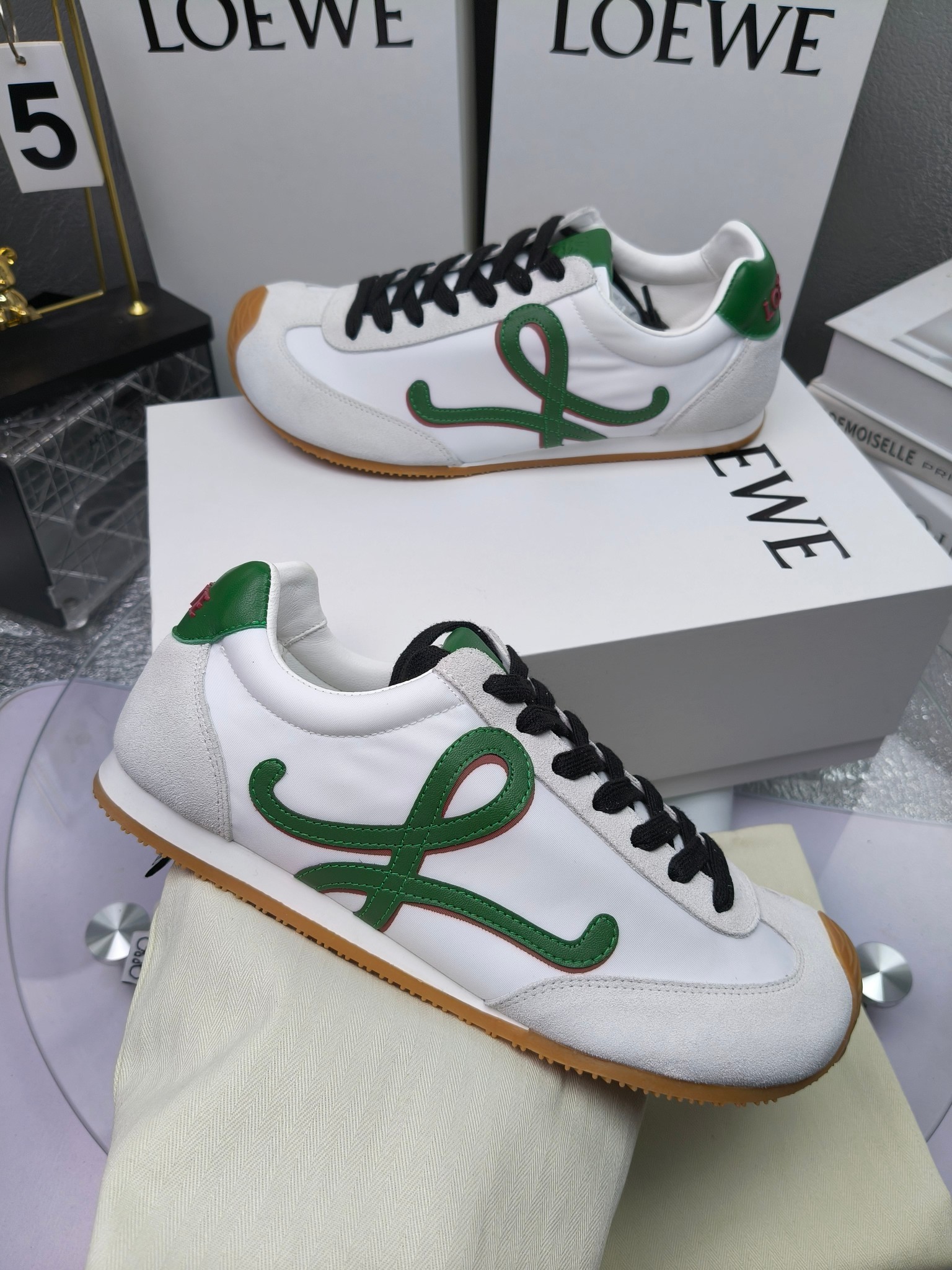 Loewe
（扣子加10不带扣子230）
 罗意威 25ss新款巴黎时装 balletrunner 情侣款👫芭蕾运动鞋 阿甘鞋
经典一眼就爱上的！拼接的极简风格真的做到极致！实在太百搭，随便穿搭就可以很高级，很轻便，逛街暴走无压力！
上脚无敌舒适，轻盈无负重感，出街真的爱了！不打脚还有点小增高
鞋面材质：牛皮拼接原版布料 鞋里材质：羊皮 鞋底材质：大底材质：tpu组合底，
后跟logo注塑工艺不易脱落
码数：35-45（女40 .41男38.45.46定做）
