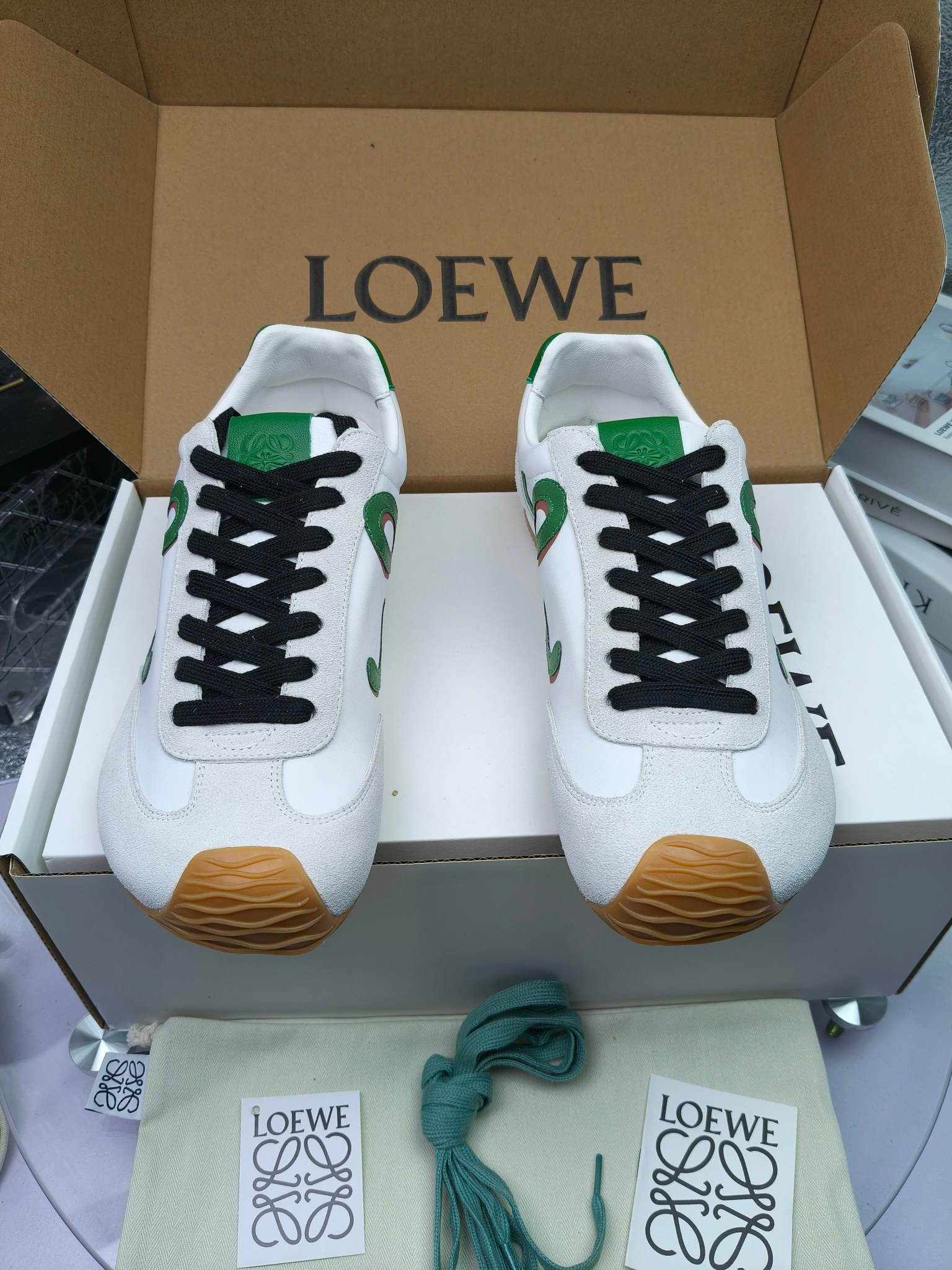 Loewe
（扣子加10不带扣子230）
 罗意威 25ss新款巴黎时装 balletrunner 情侣款👫芭蕾运动鞋 阿甘鞋
经典一眼就爱上的！拼接的极简风格真的做到极致！实在太百搭，随便穿搭就可以很高级，很轻便，逛街暴走无压力！
上脚无敌舒适，轻盈无负重感，出街真的爱了！不打脚还有点小增高
鞋面材质：牛皮拼接原版布料 鞋里材质：羊皮 鞋底材质：大底材质：tpu组合底，
后跟logo注塑工艺不易脱落
码数：35-45（女40 .41男38.45.46定做）