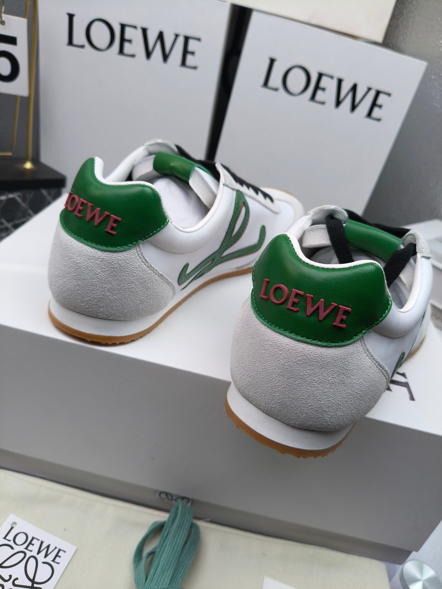 Loewe
（扣子加10不带扣子230）
 罗意威 25ss新款巴黎时装 balletrunner 情侣款👫芭蕾运动鞋 阿甘鞋
经典一眼就爱上的！拼接的极简风格真的做到极致！实在太百搭，随便穿搭就可以很高级，很轻便，逛街暴走无压力！
上脚无敌舒适，轻盈无负重感，出街真的爱了！不打脚还有点小增高
鞋面材质：牛皮拼接原版布料 鞋里材质：羊皮 鞋底材质：大底材质：tpu组合底，
后跟logo注塑工艺不易脱落
码数：35-45（女40 .41男38.45.46定做）