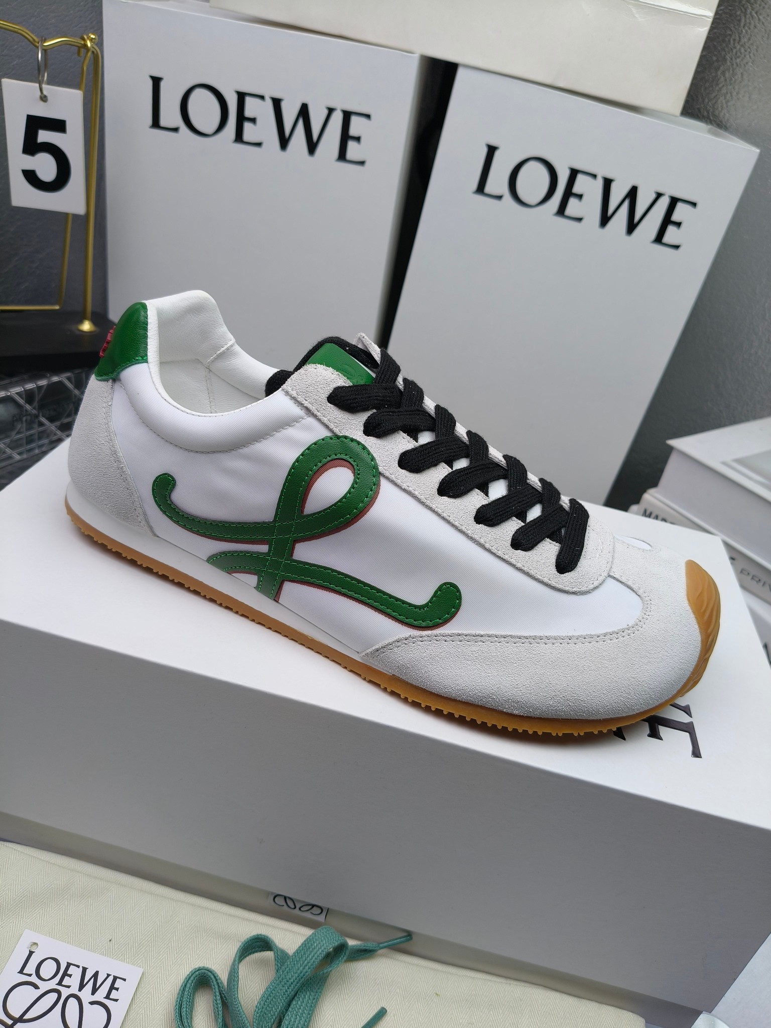 Loewe
（扣子加10不带扣子230）
 罗意威 25ss新款巴黎时装 balletrunner 情侣款👫芭蕾运动鞋 阿甘鞋
经典一眼就爱上的！拼接的极简风格真的做到极致！实在太百搭，随便穿搭就可以很高级，很轻便，逛街暴走无压力！
上脚无敌舒适，轻盈无负重感，出街真的爱了！不打脚还有点小增高
鞋面材质：牛皮拼接原版布料 鞋里材质：羊皮 鞋底材质：大底材质：tpu组合底，
后跟logo注塑工艺不易脱落
码数：35-45（女40 .41男38.45.46定做）