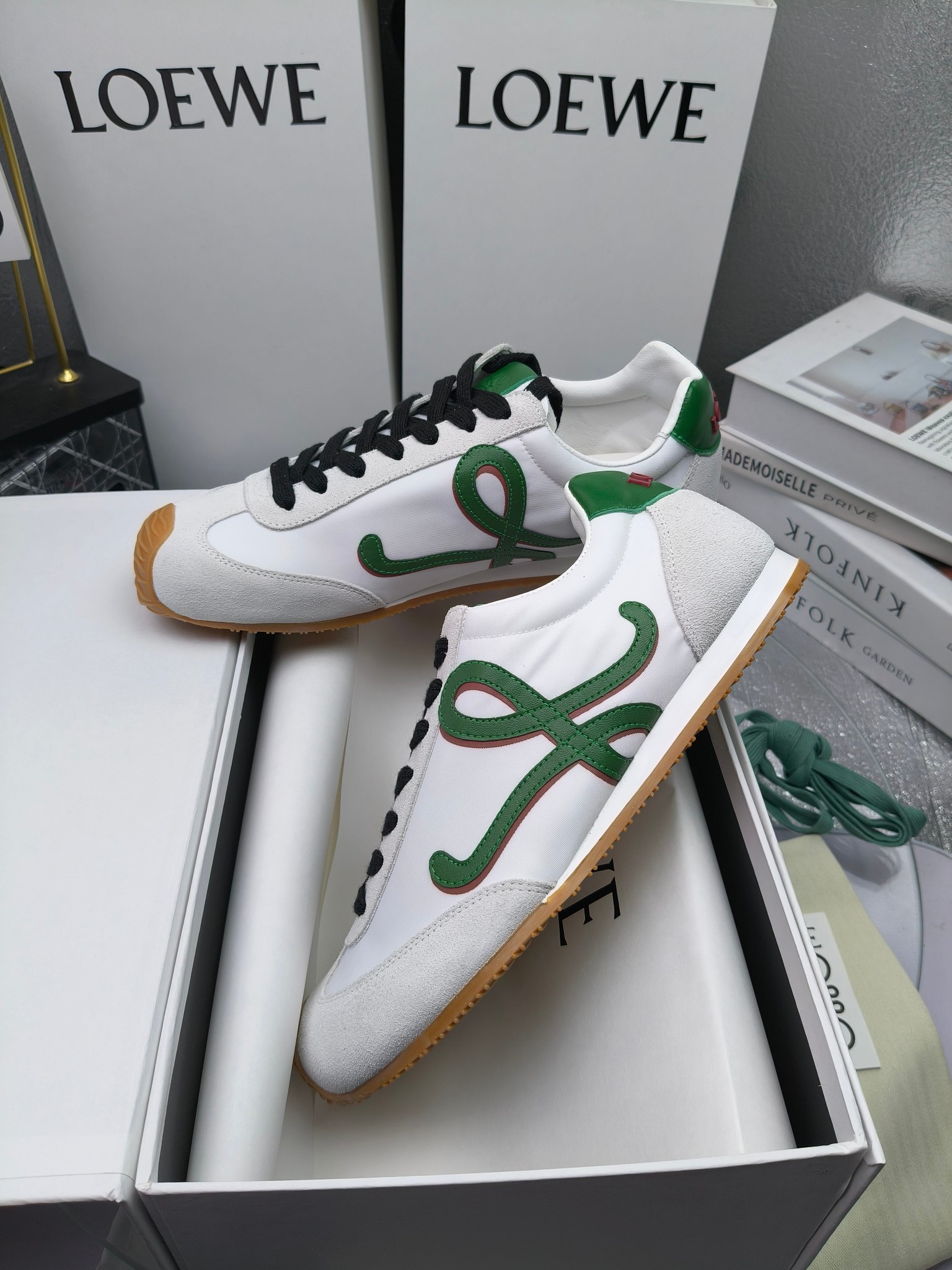Loewe
（扣子加10不带扣子230）
 罗意威 25ss新款巴黎时装 balletrunner 情侣款👫芭蕾运动鞋 阿甘鞋
经典一眼就爱上的！拼接的极简风格真的做到极致！实在太百搭，随便穿搭就可以很高级，很轻便，逛街暴走无压力！
上脚无敌舒适，轻盈无负重感，出街真的爱了！不打脚还有点小增高
鞋面材质：牛皮拼接原版布料 鞋里材质：羊皮 鞋底材质：大底材质：tpu组合底，
后跟logo注塑工艺不易脱落
码数：35-45（女40 .41男38.45.46定做）