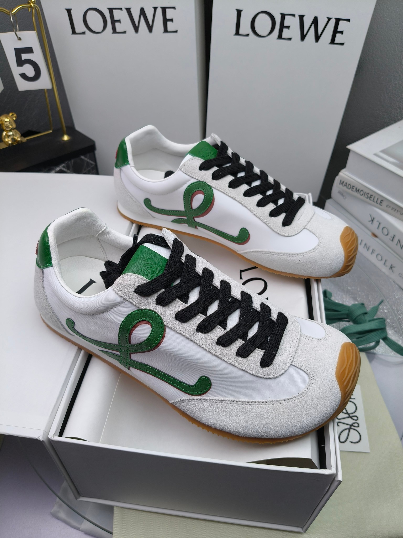 Loewe
（扣子加10不带扣子230）
 罗意威 25ss新款巴黎时装 balletrunner 情侣款👫芭蕾运动鞋 阿甘鞋
经典一眼就爱上的！拼接的极简风格真的做到极致！实在太百搭，随便穿搭就可以很高级，很轻便，逛街暴走无压力！
上脚无敌舒适，轻盈无负重感，出街真的爱了！不打脚还有点小增高
鞋面材质：牛皮拼接原版布料 鞋里材质：羊皮 鞋底材质：大底材质：tpu组合底，
后跟logo注塑工艺不易脱落
码数：35-45（女40 .41男38.45.46定做）