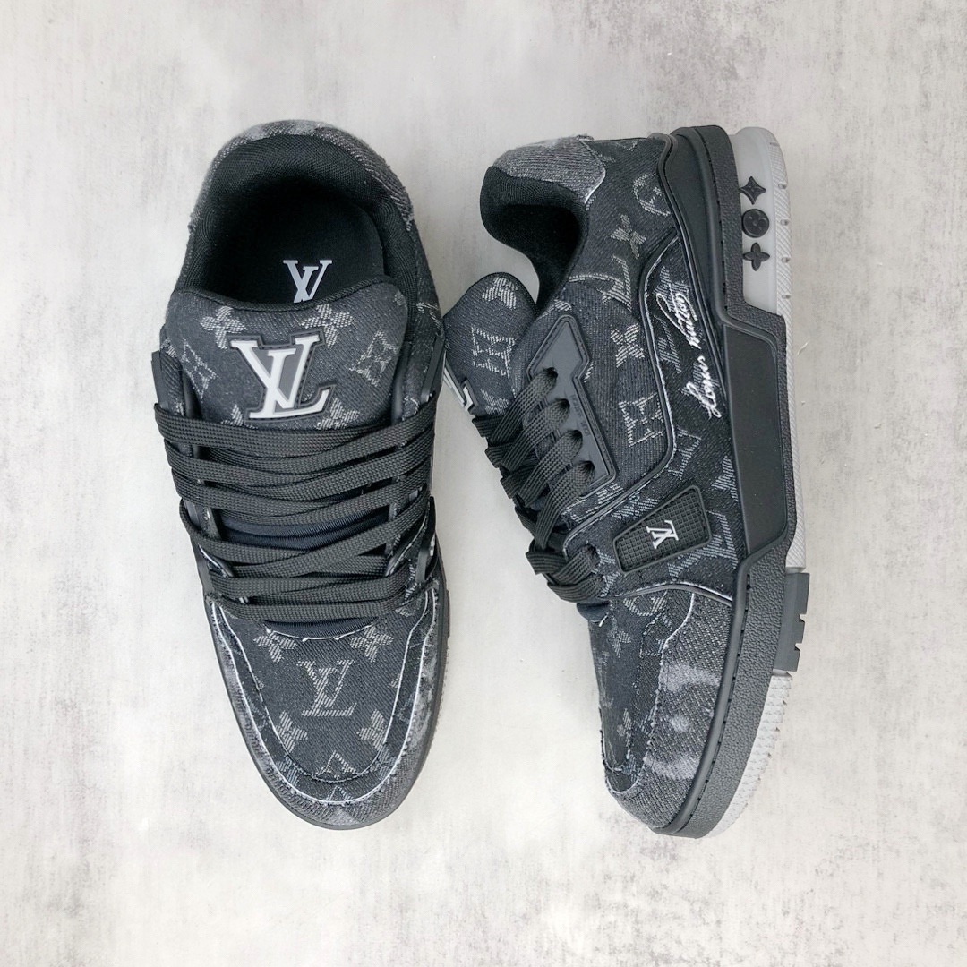 Louis Vuitton 新款上架 2053 Louis*Vuitto* LV Trainer 最新款 大底和面料私模 绝对下血本费心思的一款鞋子 自Vifgil到来之后而设计的这一系列 每一季度都深受众多粉丝的青睐 TPU 大底 包装
