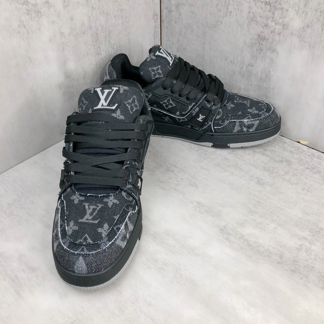 Louis Vuitton 新款上架 2053 Louis*Vuitto* LV Trainer 最新款 大底和面料私模 绝对下血本费心思的一款鞋子 自Vifgil到来之后而设计的这一系列 每一季度都深受众多粉丝的青睐 TPU 大底 包装