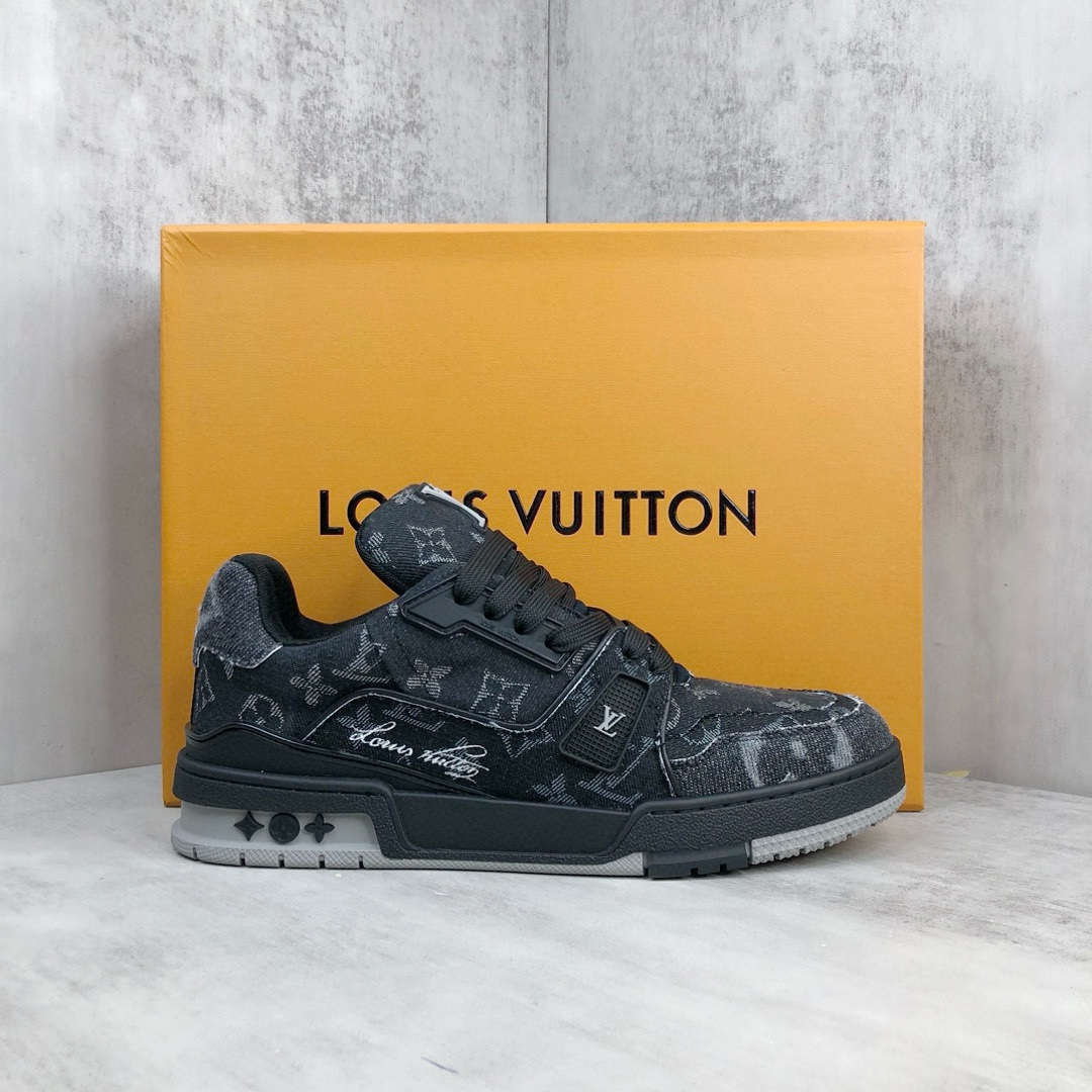 Louis Vuitton 新款上架 2053 Louis*Vuitto* LV Trainer 最新款 大底和面料私模 绝对下血本费心思的一款鞋子 自Vifgil到来之后而设计的这一系列 每一季度都深受众多粉丝的青睐 TPU 大底 包装
