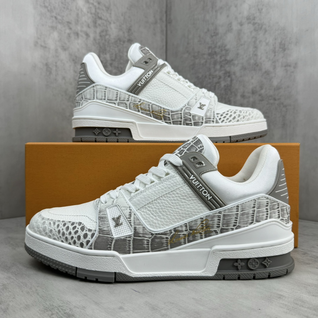 Louis Vuitton 新款上架 2064 Louis*Vuitto* LV Trainer 最新款 喜马拉雅 大底和面料私模 绝对下血本费心思的一款鞋子 自Vifgil到来之后而设计的这一系列 每一季度都深受众多粉丝的青睐 TPU 大底 包装