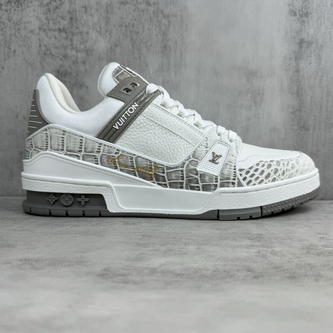 Louis Vuitton 新款上架 2064 Louis*Vuitto* LV Trainer 最新款 喜马拉雅 大底和面料私模 绝对下血本费心思的一款鞋子 自Vifgil到来之后而设计的这一系列 每一季度都深受众多粉丝的青睐 TPU 大底 包装