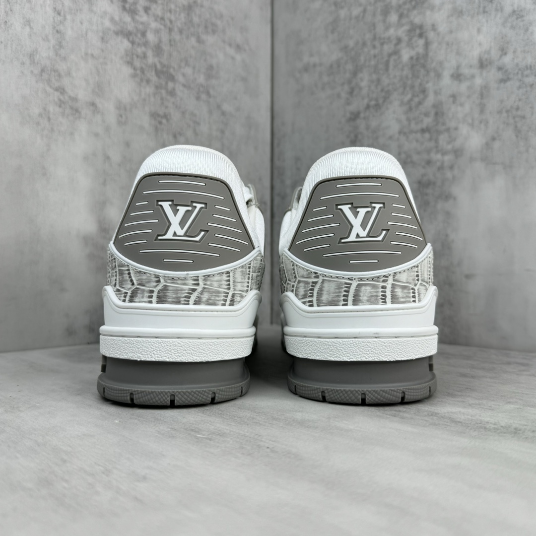 Louis Vuitton 新款上架 2064 Louis*Vuitto* LV Trainer 最新款 喜马拉雅 大底和面料私模 绝对下血本费心思的一款鞋子 自Vifgil到来之后而设计的这一系列 每一季度都深受众多粉丝的青睐 TPU 大底 包装