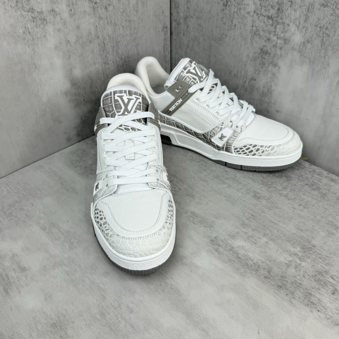 Louis Vuitton 新款上架 2064 Louis*Vuitto* LV Trainer 最新款 喜马拉雅 大底和面料私模 绝对下血本费心思的一款鞋子 自Vifgil到来之后而设计的这一系列 每一季度都深受众多粉丝的青睐 TPU 大底 包装