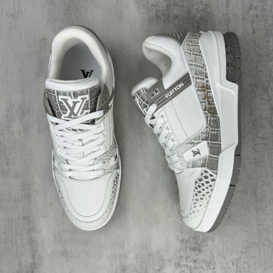 Louis Vuitton 新款上架 2064 Louis*Vuitto* LV Trainer 最新款 喜马拉雅 大底和面料私模 绝对下血本费心思的一款鞋子 自Vifgil到来之后而设计的这一系列 每一季度都深受众多粉丝的青睐 TPU 大底 包装