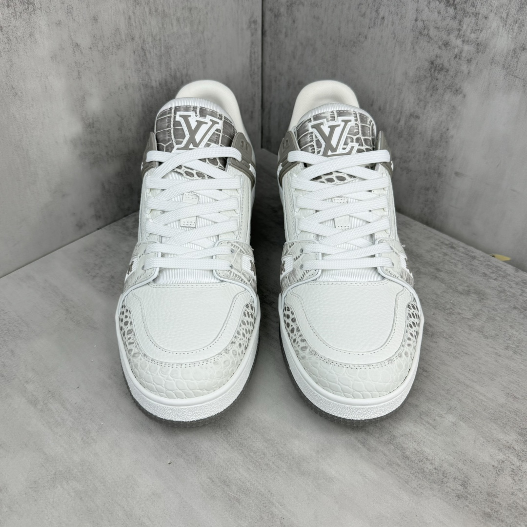 Louis Vuitton 新款上架 2064 Louis*Vuitto* LV Trainer 最新款 喜马拉雅 大底和面料私模 绝对下血本费心思的一款鞋子 自Vifgil到来之后而设计的这一系列 每一季度都深受众多粉丝的青睐 TPU 大底 包装