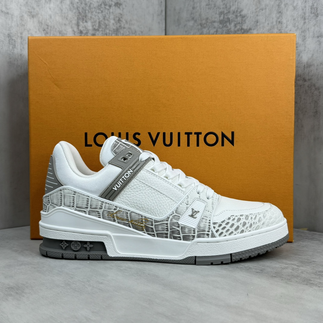 Louis Vuitton 新款上架 2064 Louis*Vuitto* LV Trainer 最新款 喜马拉雅 大底和面料私模 绝对下血本费心思的一款鞋子 自Vifgil到来之后而设计的这一系列 每一季度都深受众多粉丝的青睐 TPU 大底 包装