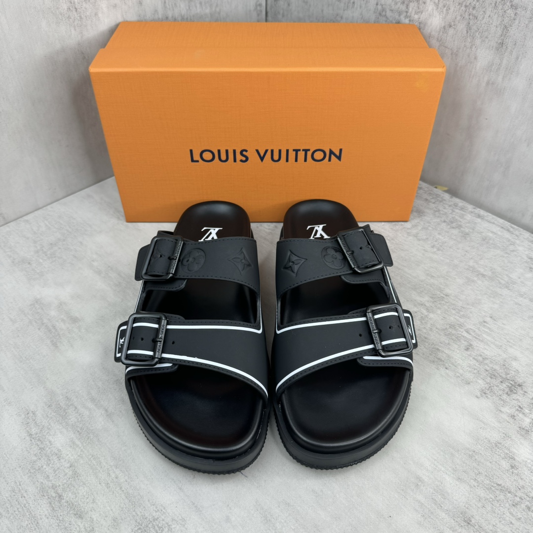 Louis Vuitton 新款上架 LV Trainer 拖鞋 选用近点老花材质 小牛皮材质 轻盈舒适 鞋面饰带饰有 Monogram 压纹
