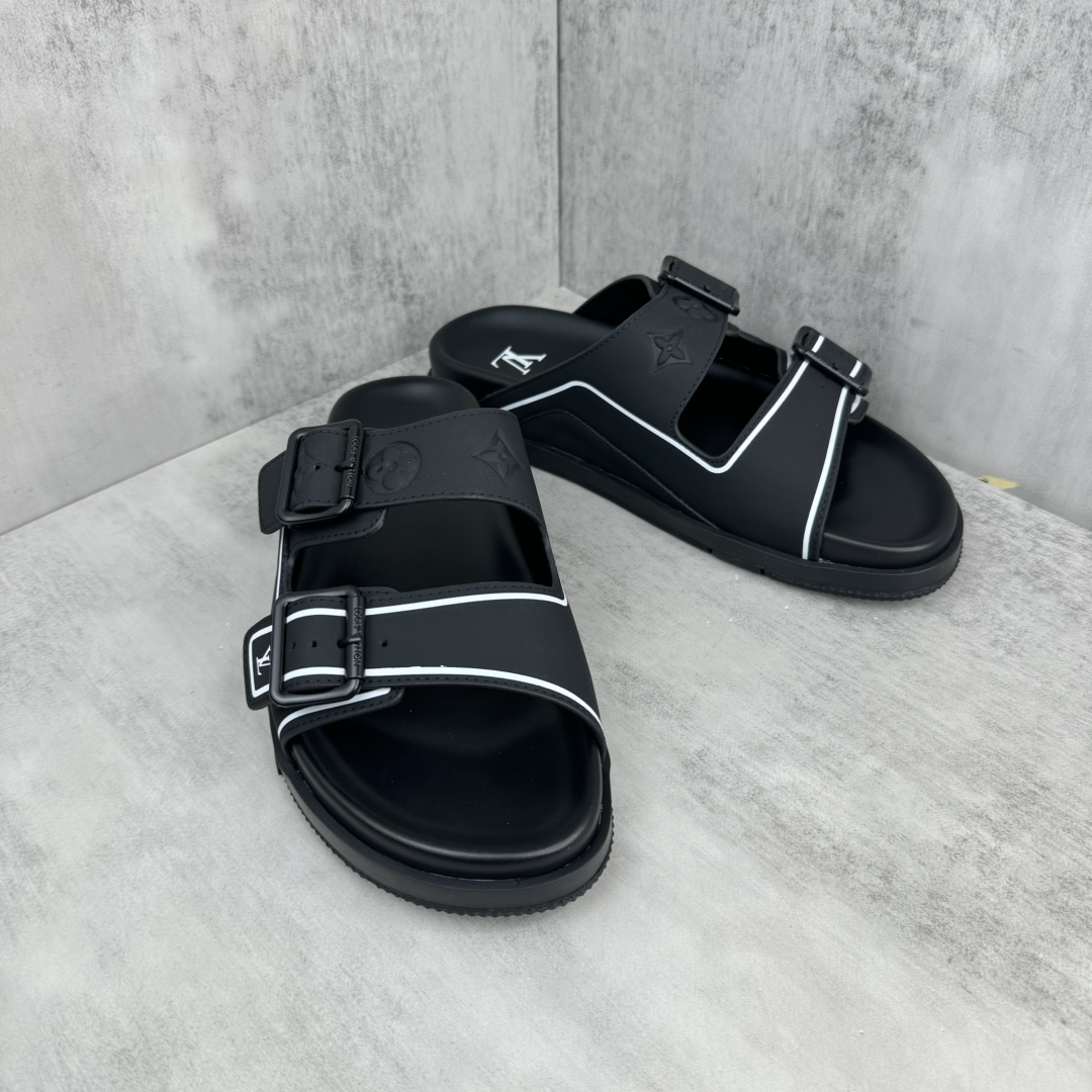 Louis Vuitton 新款上架 LV Trainer 拖鞋 选用近点老花材质 小牛皮材质 轻盈舒适 鞋面饰带饰有 Monogram 压纹
