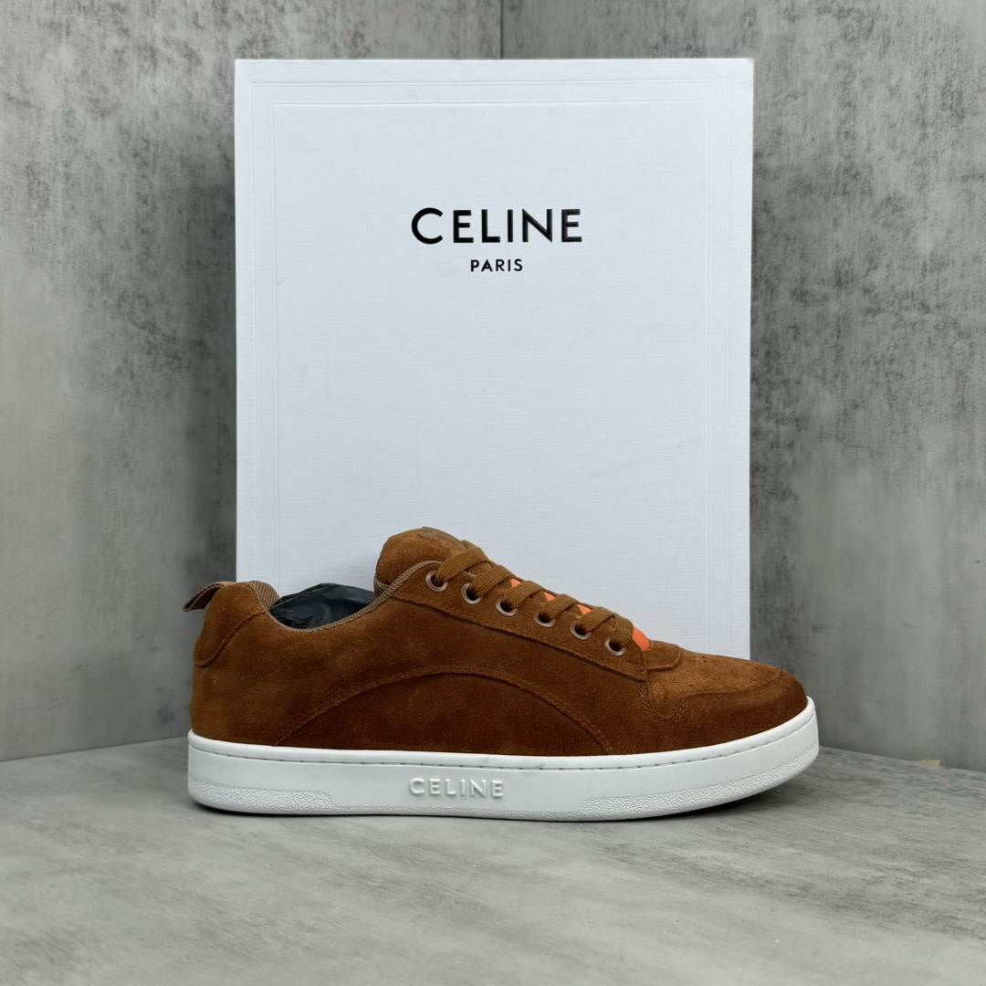 Celine 新款上架 CELINE塞林春夏走秀TRAINER厚底系列运动鞋 这一季运动休闲鞋无论从楦型的轮廓的拼接都让人耳目一新 前后品牌LOGO相呼应 大底边位明显Celine字母点缀 无不彰显品牌元素 鞋面高光丝牛绒 TPU私模大底 男38-45 女41男45定做不退换