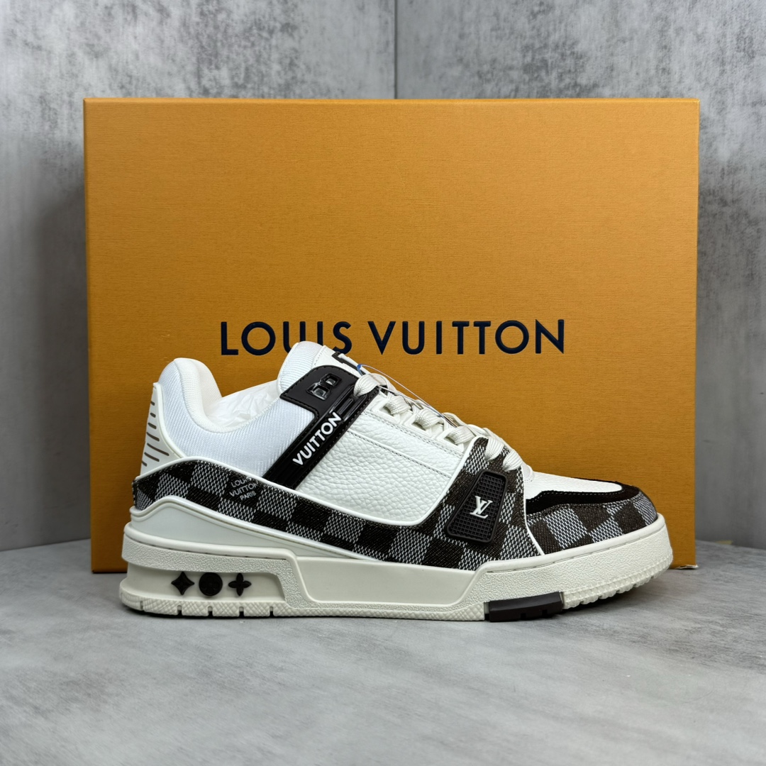 Louis Vuitton 新款上架 2084 Louis*Vuitto* LV Trainer 最新款 大底和面料私模 绝对下血本费心思的一款鞋子 自Vifgil到来之后而设计的这一系列 每一季度都深受众多粉丝的青睐 TPU 大底 包装