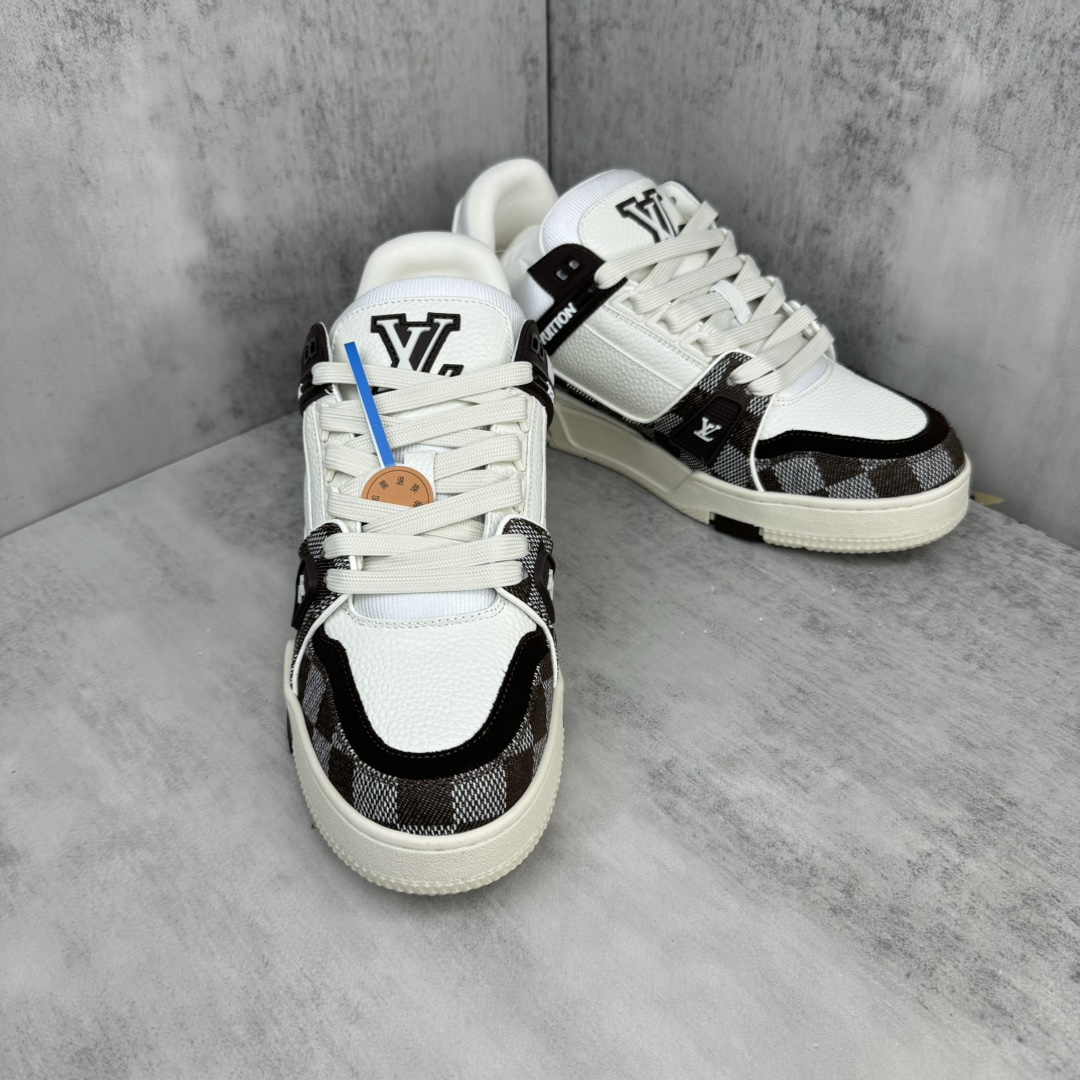 Louis Vuitton 新款上架 2084 Louis*Vuitto* LV Trainer 最新款 大底和面料私模 绝对下血本费心思的一款鞋子 自Vifgil到来之后而设计的这一系列 每一季度都深受众多粉丝的青睐 TPU 大底 包装