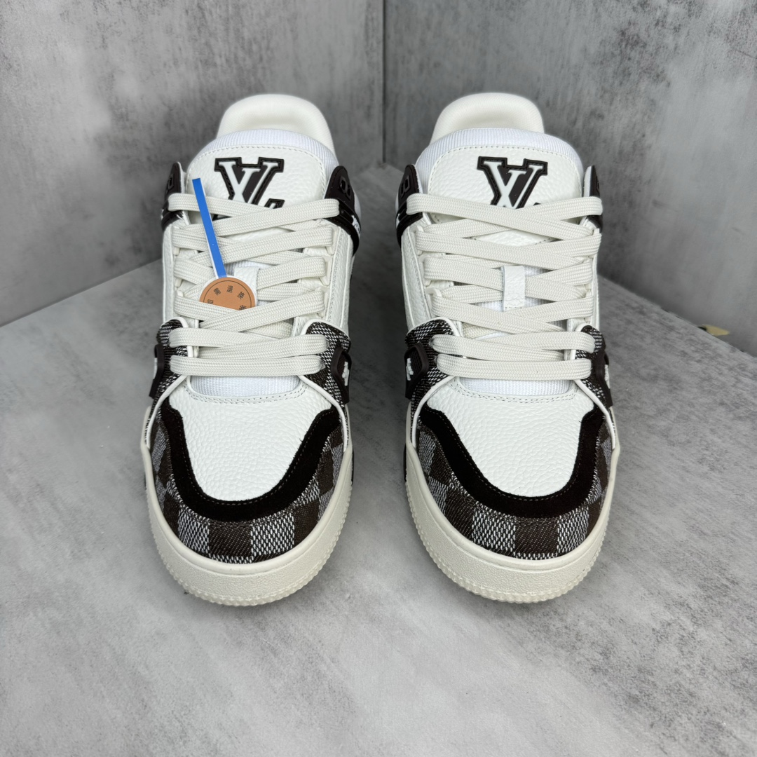 Louis Vuitton 新款上架 2084 Louis*Vuitto* LV Trainer 最新款 大底和面料私模 绝对下血本费心思的一款鞋子 自Vifgil到来之后而设计的这一系列 每一季度都深受众多粉丝的青睐 TPU 大底 包装
