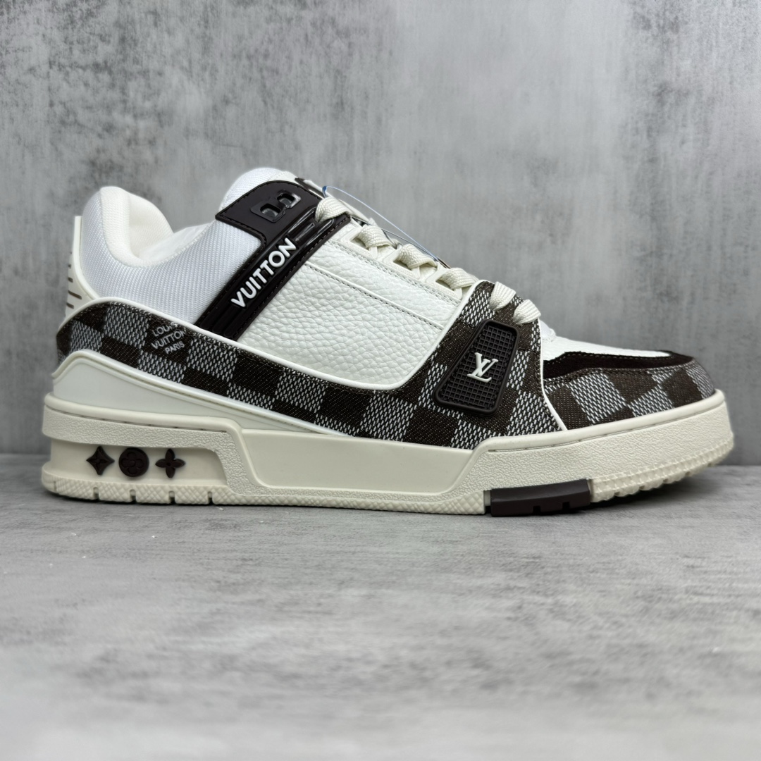 Louis Vuitton 新款上架 2084 Louis*Vuitto* LV Trainer 最新款 大底和面料私模 绝对下血本费心思的一款鞋子 自Vifgil到来之后而设计的这一系列 每一季度都深受众多粉丝的青睐 TPU 大底 包装