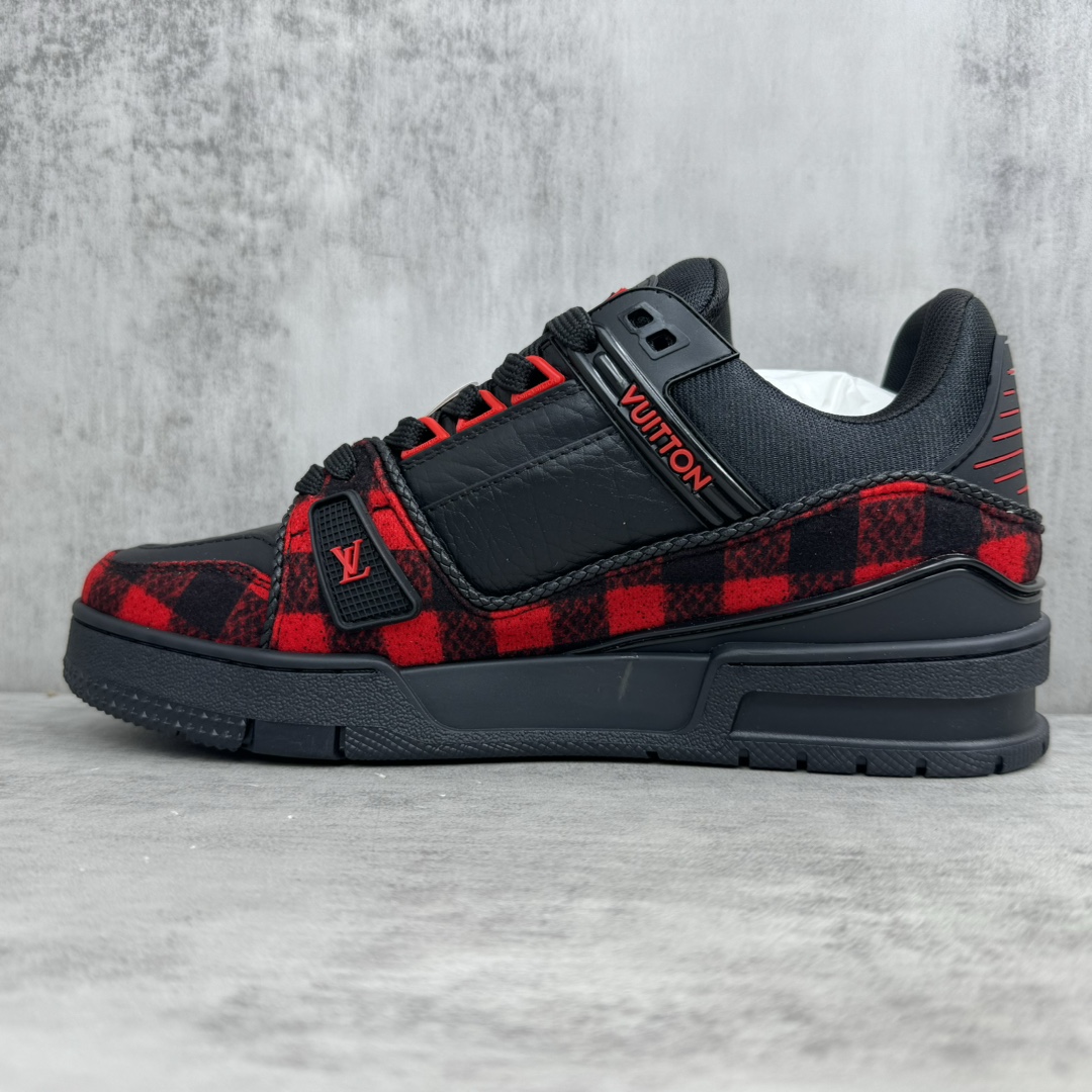 Louis Vuitton 新款上架 2084 Louis*Vuitto* LV Trainer 最新款 大底和面料私模 绝对下血本费心思的一款鞋子 自Vifgil到来之后而设计的这一系列 每一季度都深受众多粉丝的青睐 TPU 大底 包装