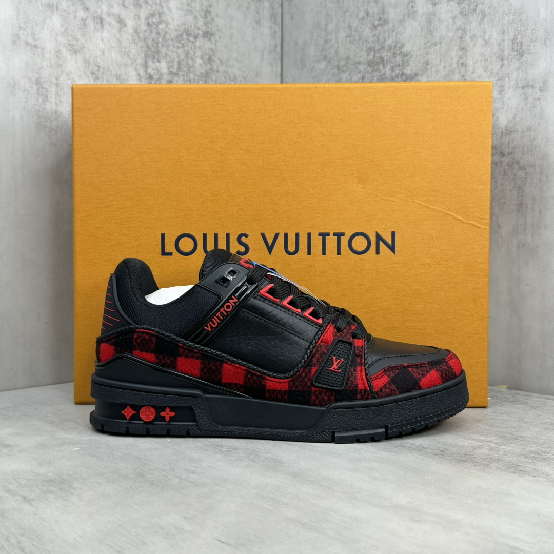 Louis Vuitton 新款上架 2084 Louis*Vuitto* LV Trainer 最新款 大底和面料私模 绝对下血本费心思的一款鞋子 自Vifgil到来之后而设计的这一系列 每一季度都深受众多粉丝的青睐 TPU 大底 包装