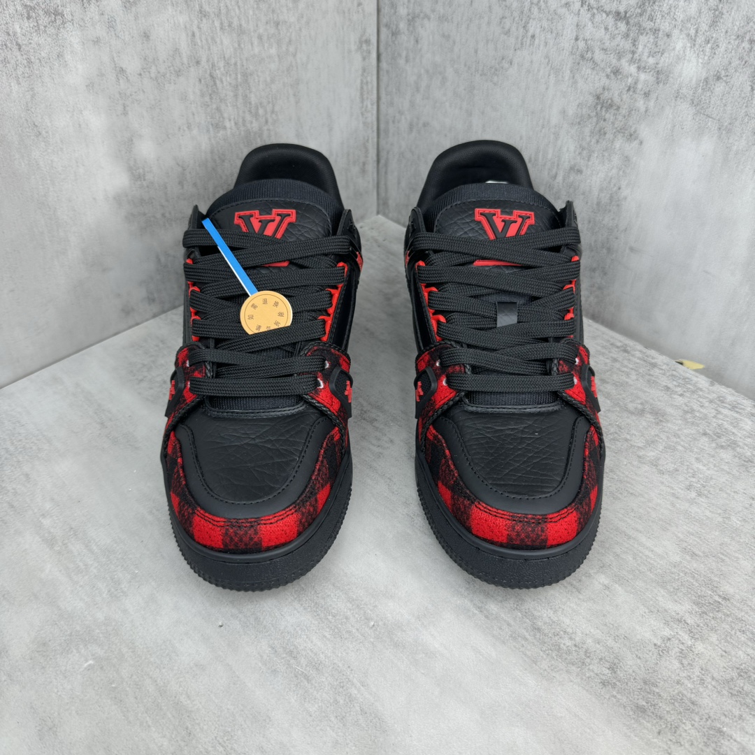 Louis Vuitton 新款上架 2084 Louis*Vuitto* LV Trainer 最新款 大底和面料私模 绝对下血本费心思的一款鞋子 自Vifgil到来之后而设计的这一系列 每一季度都深受众多粉丝的青睐 TPU 大底 包装