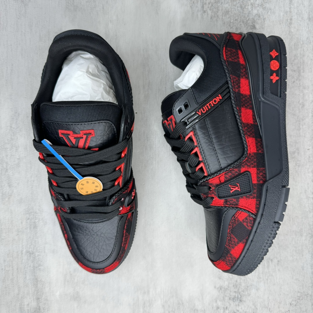 Louis Vuitton 新款上架 2084 Louis*Vuitto* LV Trainer 最新款 大底和面料私模 绝对下血本费心思的一款鞋子 自Vifgil到来之后而设计的这一系列 每一季度都深受众多粉丝的青睐 TPU 大底 包装