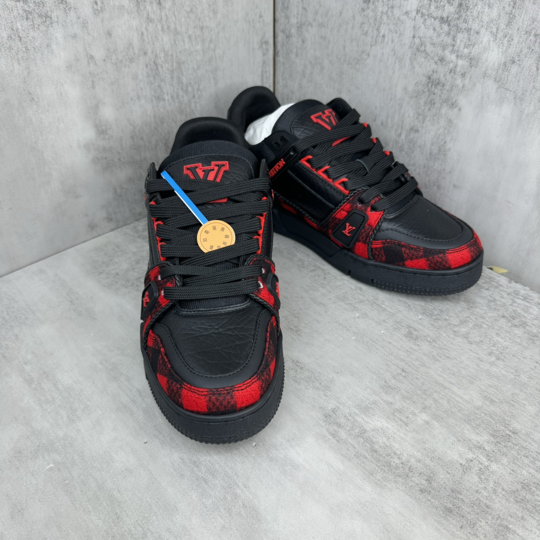 Louis Vuitton 新款上架 2084 Louis*Vuitto* LV Trainer 最新款 大底和面料私模 绝对下血本费心思的一款鞋子 自Vifgil到来之后而设计的这一系列 每一季度都深受众多粉丝的青睐 TPU 大底 包装