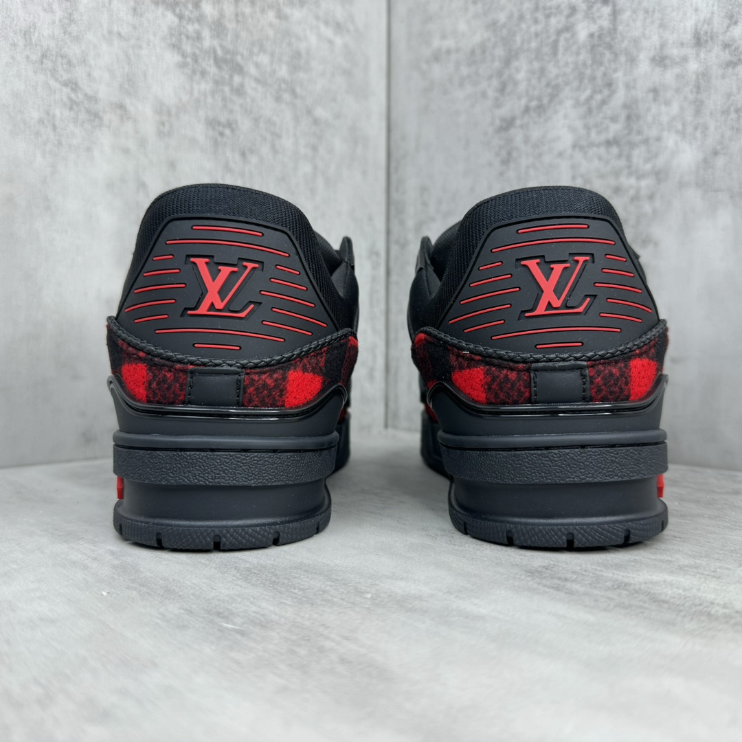 Louis Vuitton 新款上架 2084 Louis*Vuitto* LV Trainer 最新款 大底和面料私模 绝对下血本费心思的一款鞋子 自Vifgil到来之后而设计的这一系列 每一季度都深受众多粉丝的青睐 TPU 大底 包装
