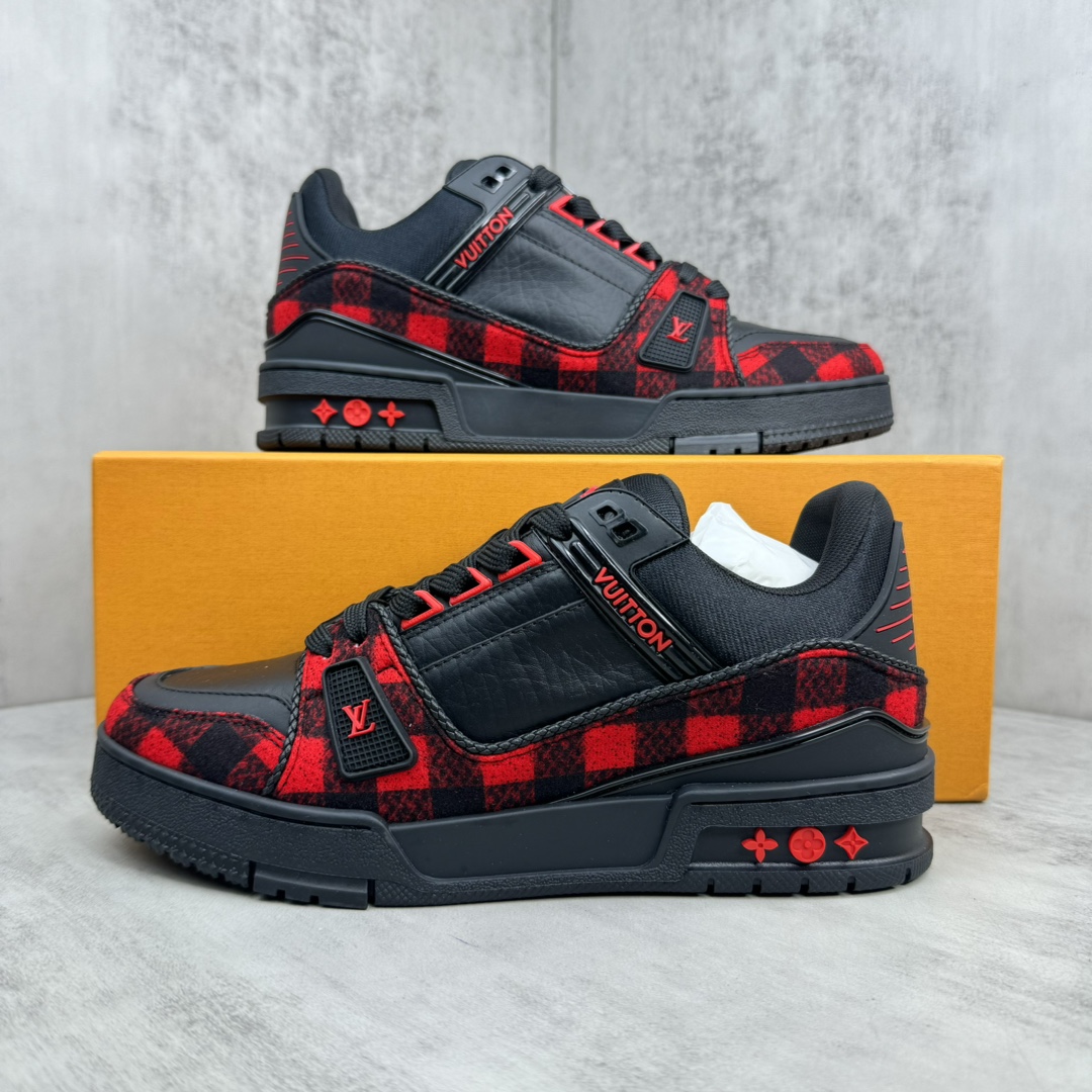 Louis Vuitton 新款上架 2084 Louis*Vuitto* LV Trainer 最新款 大底和面料私模 绝对下血本费心思的一款鞋子 自Vifgil到来之后而设计的这一系列 每一季度都深受众多粉丝的青睐 TPU 大底 包装