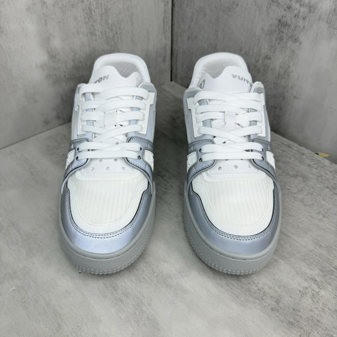 Louis Vuitton 新款上架 2024 Louis*Vuitto* LV Trainer 最新款 大底和面料私模 绝对下血本费心思的一款鞋子 自Vifgil到来之后而设计的这一系列 每一季度都深受众多粉丝的青睐 TPU 大底 包装