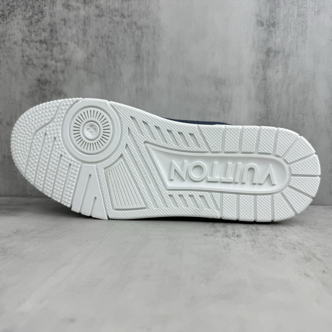 Louis Vuitton 新款上架 2084 Louis*Vuitto* LV Trainer 最新款 大底和面料私模 绝对下血本费心思的一款鞋子 自Vifgil到来之后而设计的这一系列 每一季度都深受众多粉丝的青睐 TPU 大底 包装
