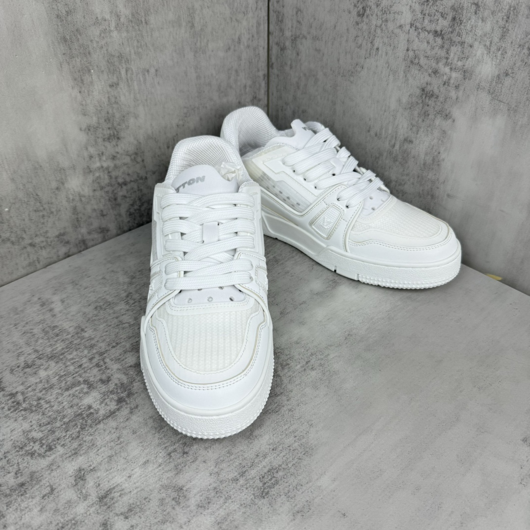 Louis Vuitton 新款上架 2084 Louis*Vuitto* LV Trainer 最新款 大底和面料私模 绝对下血本费心思的一款鞋子 自Vifgil到来之后而设计的这一系列 每一季度都深受众多粉丝的青睐 TPU 大底 包装