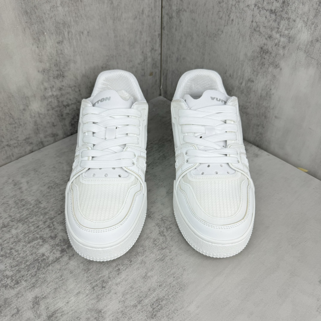 Louis Vuitton 新款上架 2084 Louis*Vuitto* LV Trainer 最新款 大底和面料私模 绝对下血本费心思的一款鞋子 自Vifgil到来之后而设计的这一系列 每一季度都深受众多粉丝的青睐 TPU 大底 包装