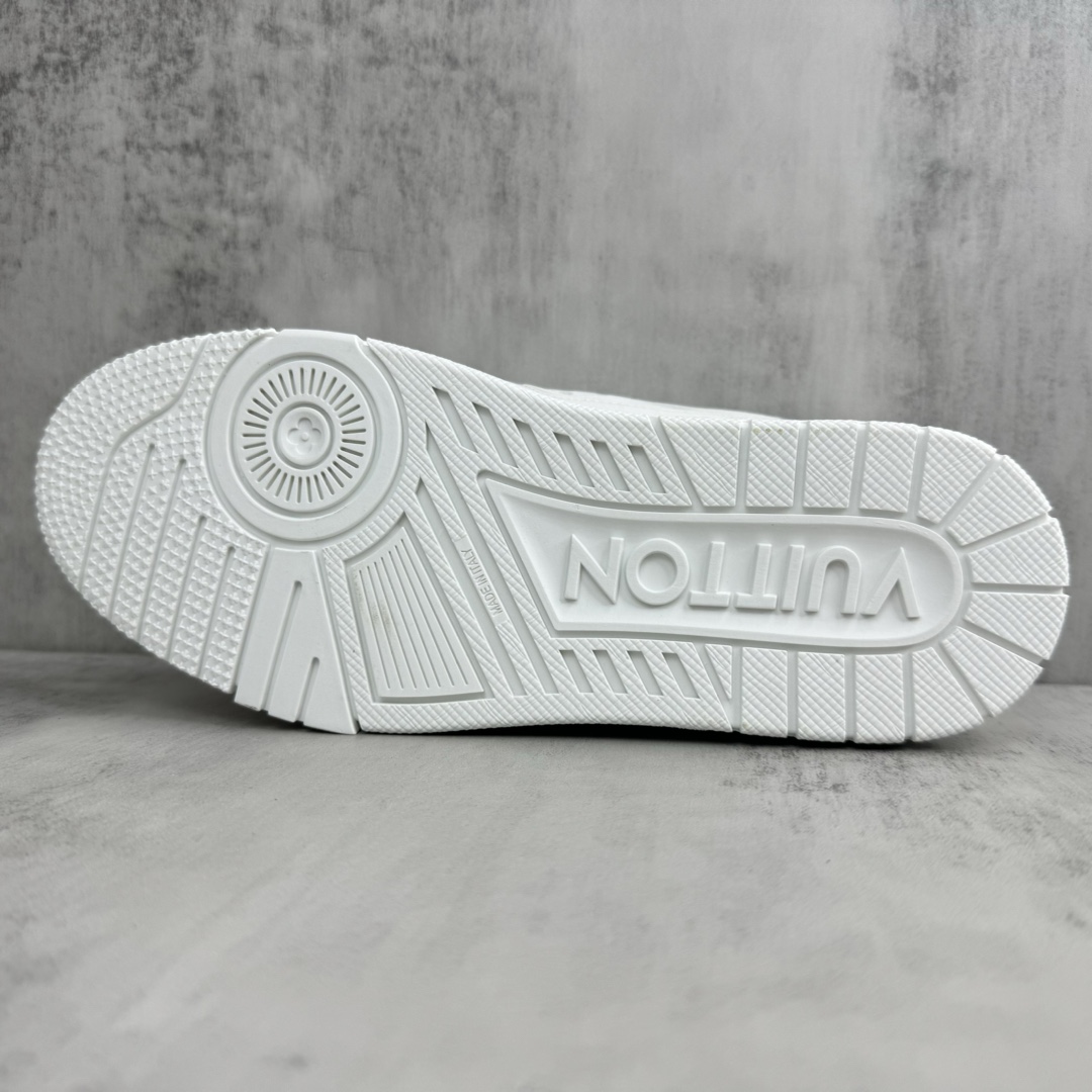 Louis Vuitton 新款上架 2084 Louis*Vuitto* LV Trainer 最新款 大底和面料私模 绝对下血本费心思的一款鞋子 自Vifgil到来之后而设计的这一系列 每一季度都深受众多粉丝的青睐 TPU 大底 包装