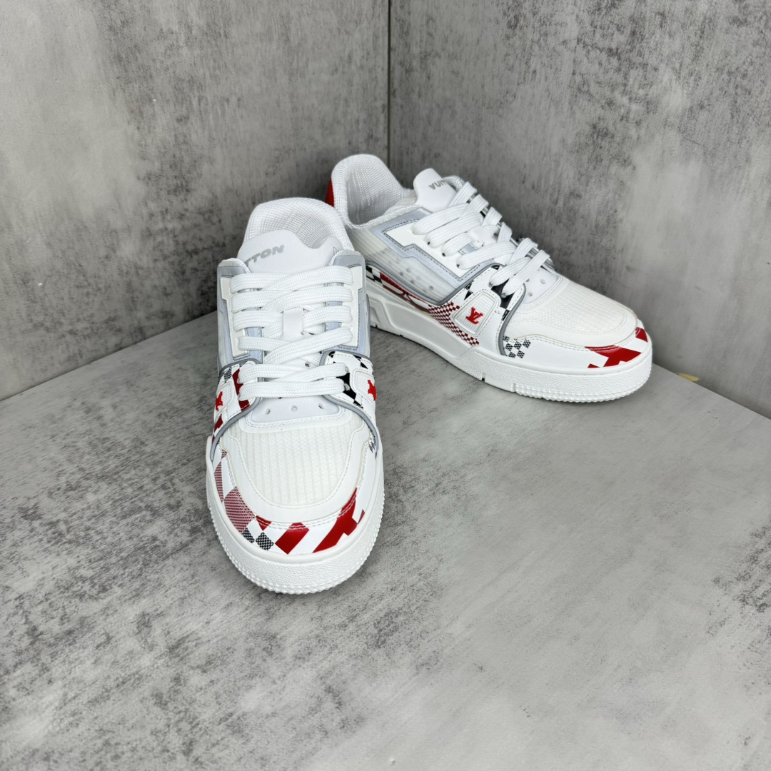 Louis Vuitton 新款上架 2084 Louis*Vuitto* LV Trainer 最新款 大底和面料私模 绝对下血本费心思的一款鞋子 自Vifgil到来之后而设计的这一系列 每一季度都深受众多粉丝的青睐 TPU 大底 包装