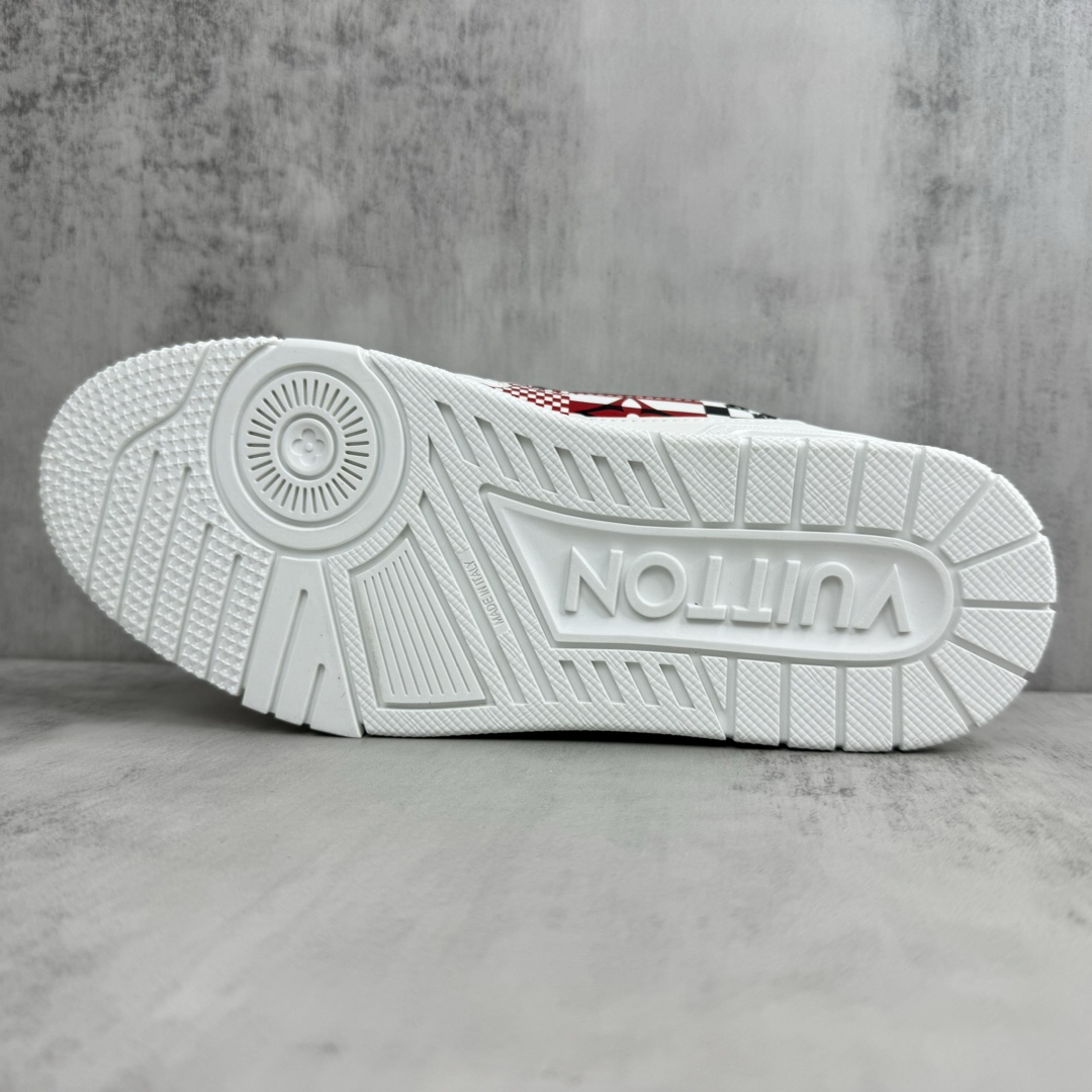 Louis Vuitton 新款上架 2084 Louis*Vuitto* LV Trainer 最新款 大底和面料私模 绝对下血本费心思的一款鞋子 自Vifgil到来之后而设计的这一系列 每一季度都深受众多粉丝的青睐 TPU 大底 包装