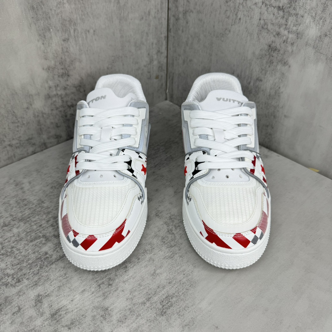 Louis Vuitton 新款上架 2084 Louis*Vuitto* LV Trainer 最新款 大底和面料私模 绝对下血本费心思的一款鞋子 自Vifgil到来之后而设计的这一系列 每一季度都深受众多粉丝的青睐 TPU 大底 包装
