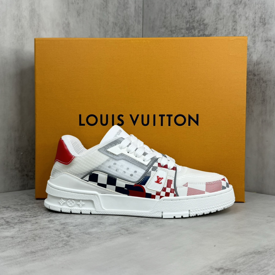 Louis Vuitton 新款上架 2084 Louis*Vuitto* LV Trainer 最新款 大底和面料私模 绝对下血本费心思的一款鞋子 自Vifgil到来之后而设计的这一系列 每一季度都深受众多粉丝的青睐 TPU 大底 包装