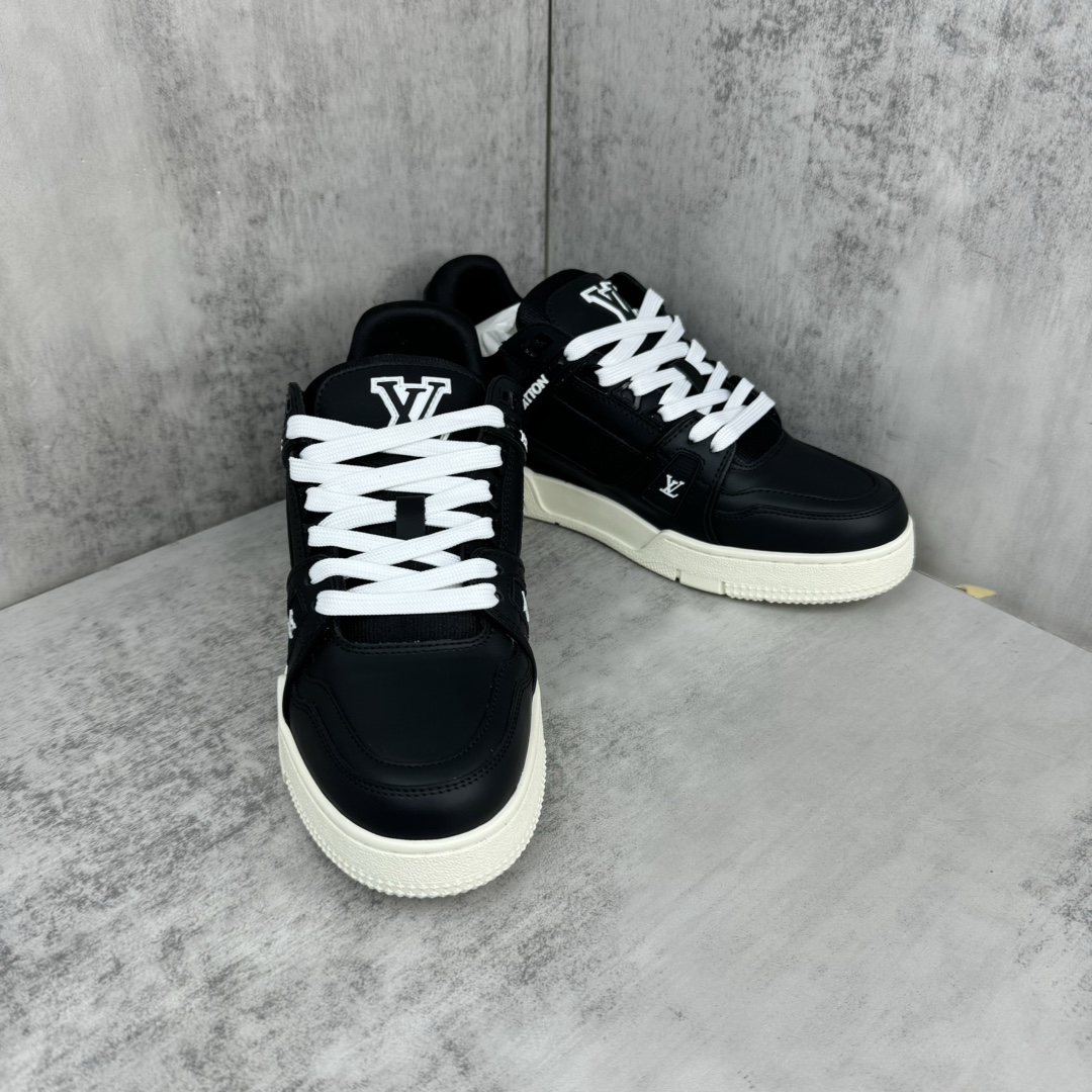 Louis Vuitton 新款上架 2084 Louis*Vuitto* LV Trainer 最新款 大底和面料私模 绝对下血本费心思的一款鞋子 自Vifgil到来之后而设计的这一系列 每一季度都深受众多粉丝的青睐 TPU 大底 包装