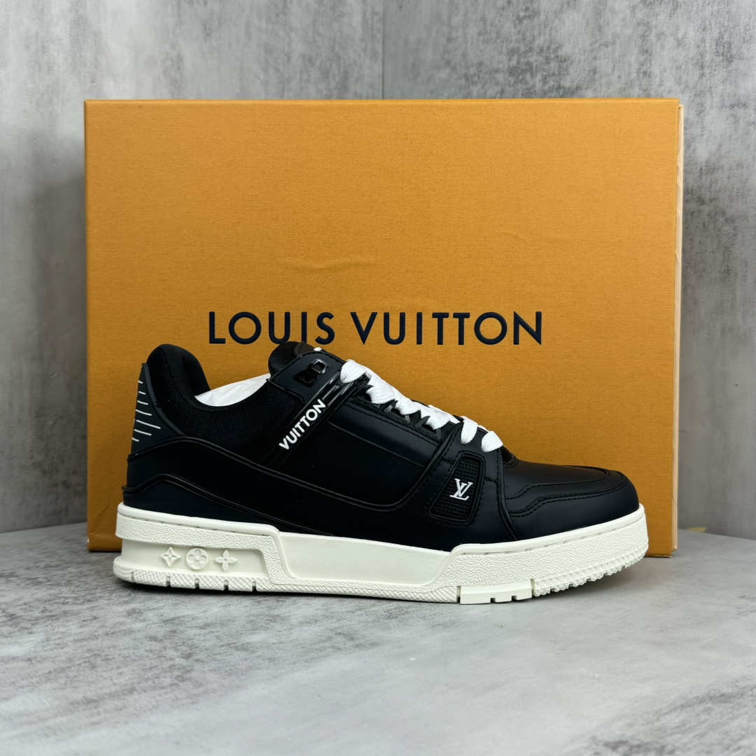 Louis Vuitton 新款上架 2084 Louis*Vuitto* LV Trainer 最新款 大底和面料私模 绝对下血本费心思的一款鞋子 自Vifgil到来之后而设计的这一系列 每一季度都深受众多粉丝的青睐 TPU 大底 包装