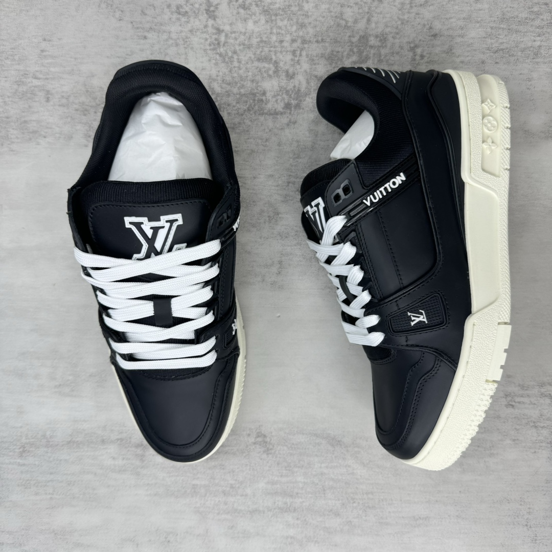 Louis Vuitton 新款上架 2084 Louis*Vuitto* LV Trainer 最新款 大底和面料私模 绝对下血本费心思的一款鞋子 自Vifgil到来之后而设计的这一系列 每一季度都深受众多粉丝的青睐 TPU 大底 包装