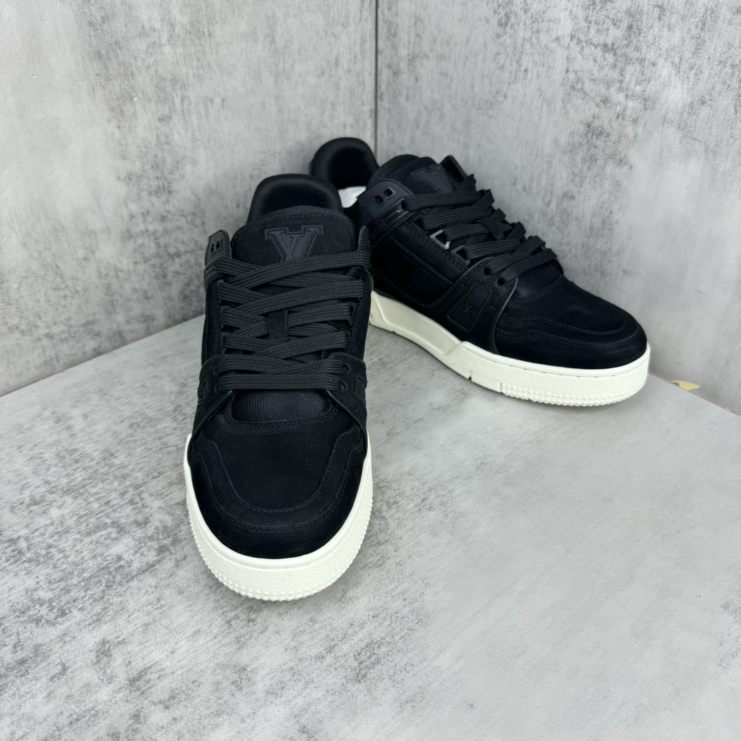 Louis Vuitton 新款上架 2084 Louis*Vuitto* LV Trainer 最新款 大底和面料私模 绝对下血本费心思的一款鞋子 自Vifgil到来之后而设计的这一系列 每一季度都深受众多粉丝的青睐 TPU 大底 包装