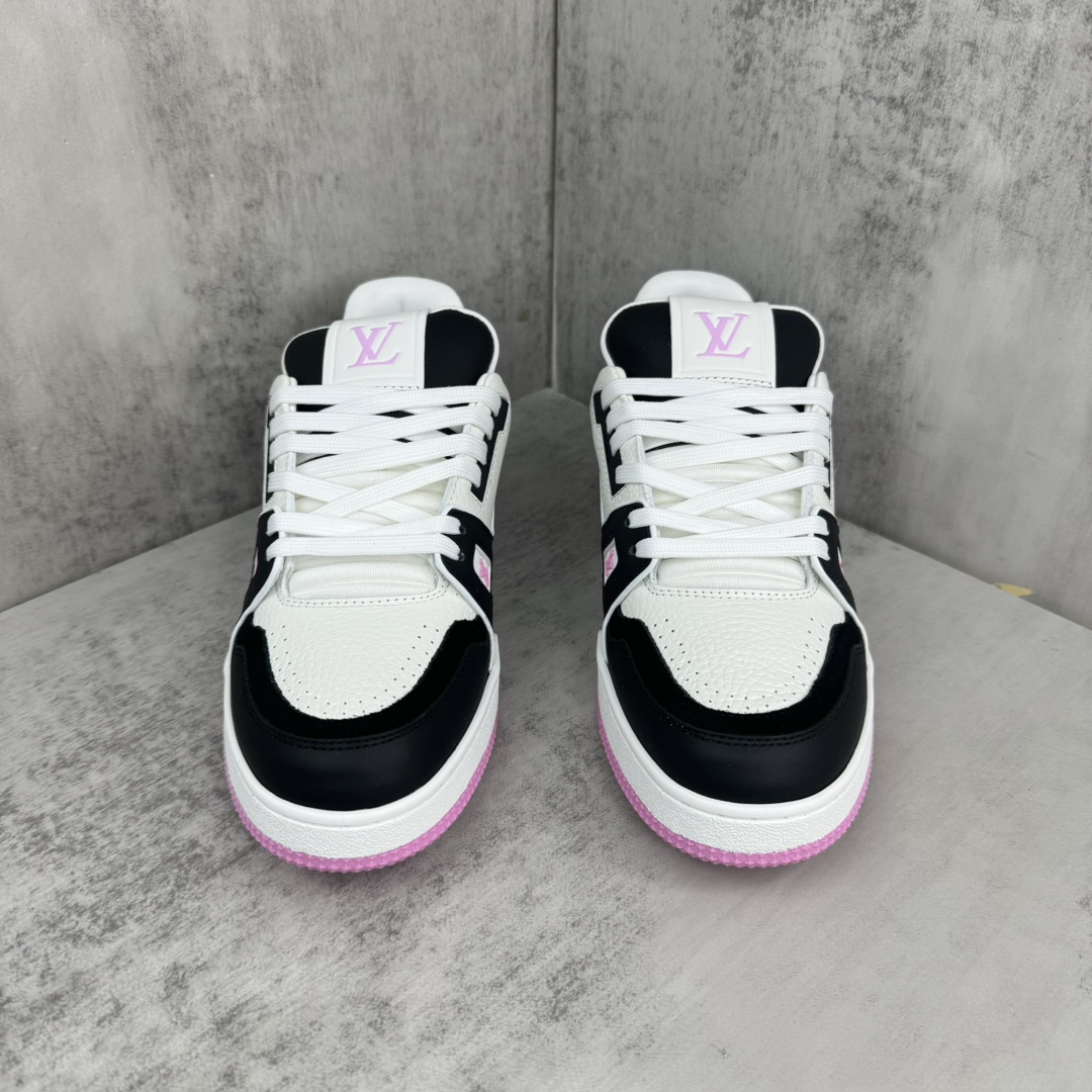 Louis Vuitton 新款上架 2084 Louis*Vuitto* LV Trainer 最新款 大底和面料私模 绝对下血本费心思的一款鞋子 自Vifgil到来之后而设计的这一系列 每一季度都深受众多粉丝的青睐 TPU 大底 包装
